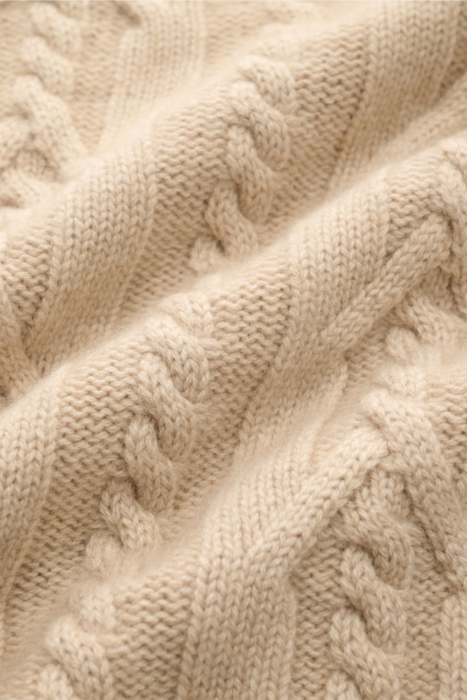 Close-up front view of Fedeli Cashmere Rollkragenpullover 'Moena' beige with detailed cable-knit pattern and soft texture.

Der Inbegriff eines Winterpullovers ist das Cable-Knit-Modell 'Moena' mit Rollkragen aus reinem Cashmere von FEDELI – weich, lux