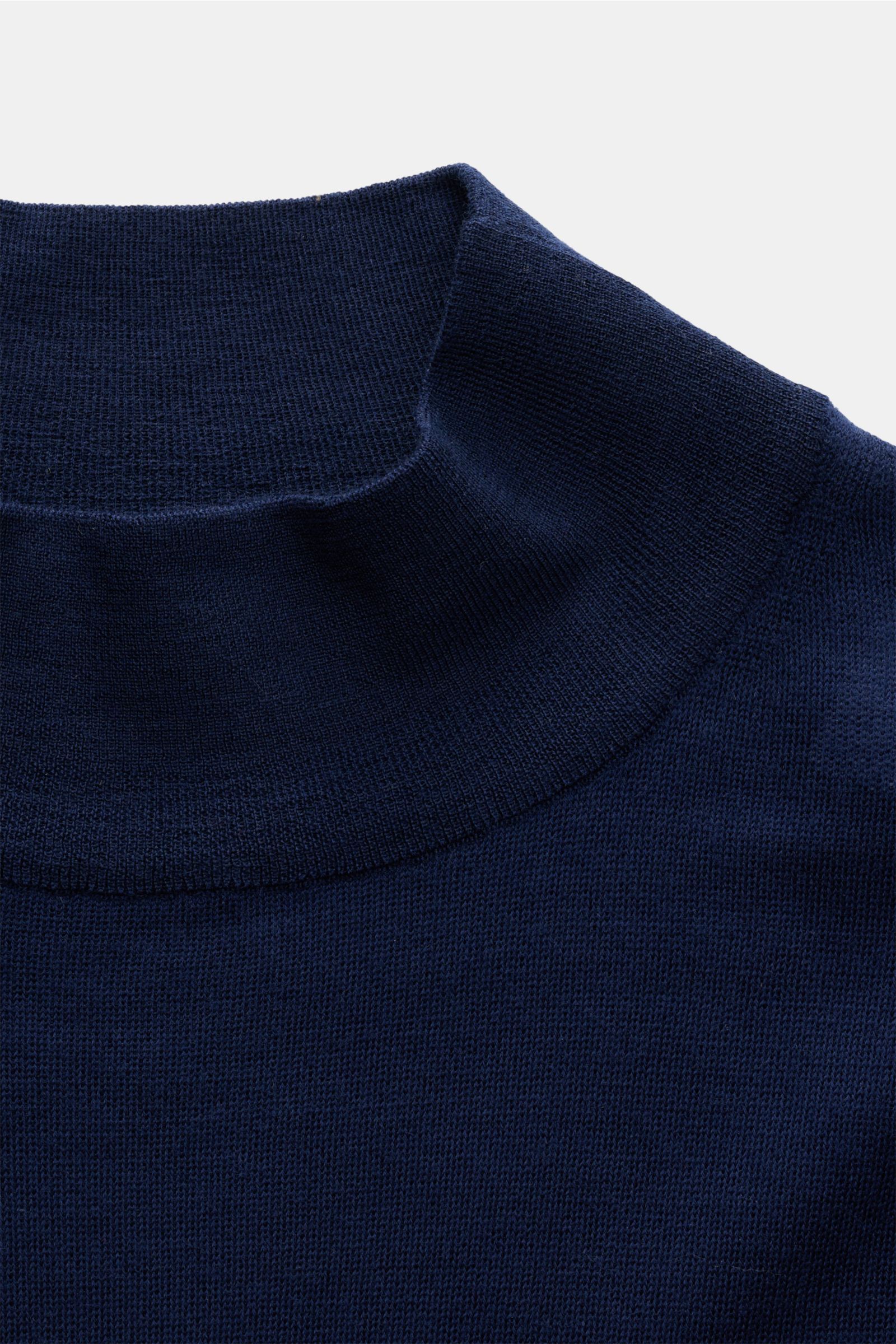 Nahaufnahme des Colombo Cashmere Mock Neck Pullovers navy mit Stehkragen, feinem Strickbild, Slim Fit und weichem Griff.