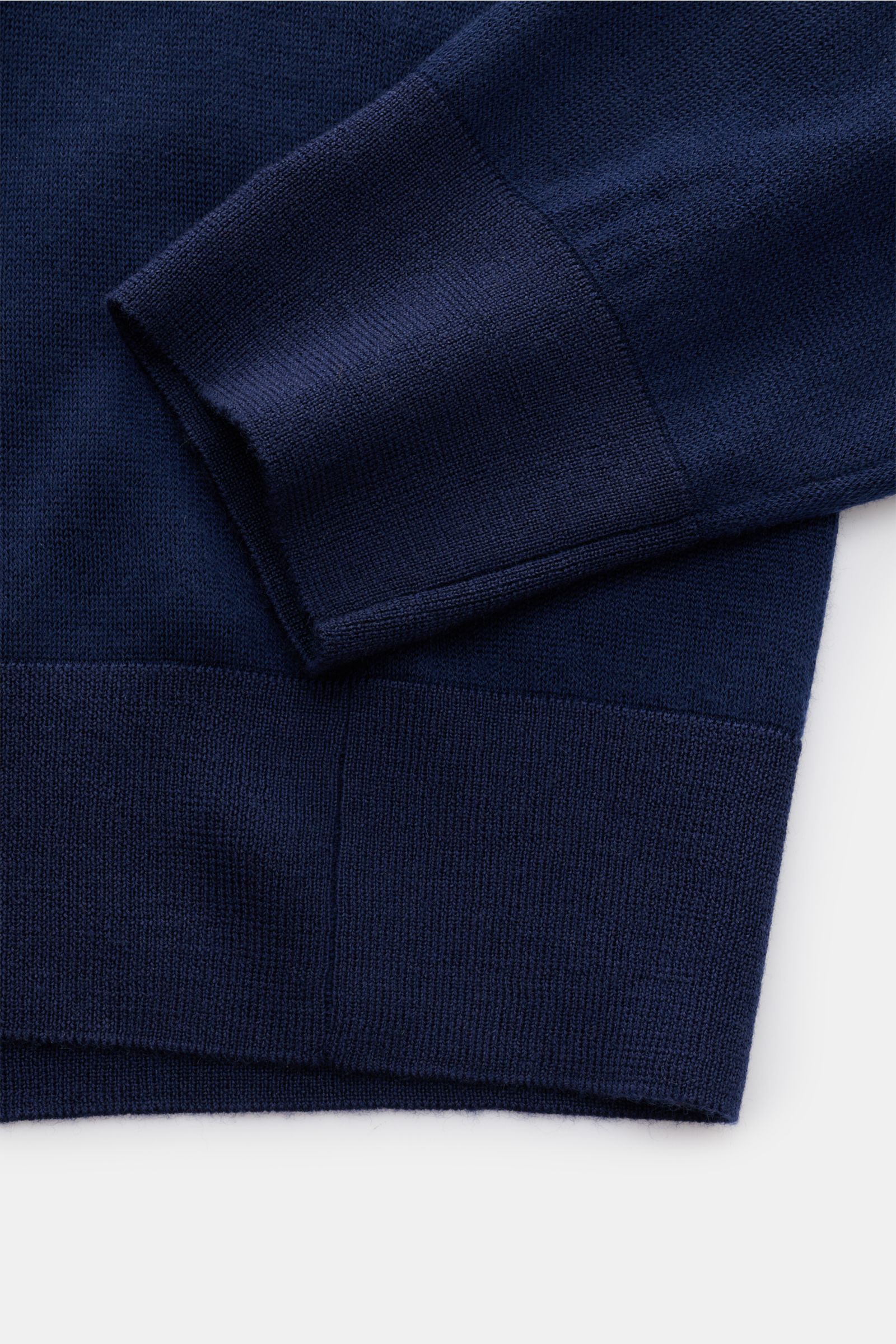 Nahaufnahme des Colombo Cashmere Mock Neck Pullovers navy von schräg oben, zeigt weichen Griff, sehr feines Strickbild, Slim Fit, Stehkragen und komfortable Rippbündchen aus reinem Cashmere.