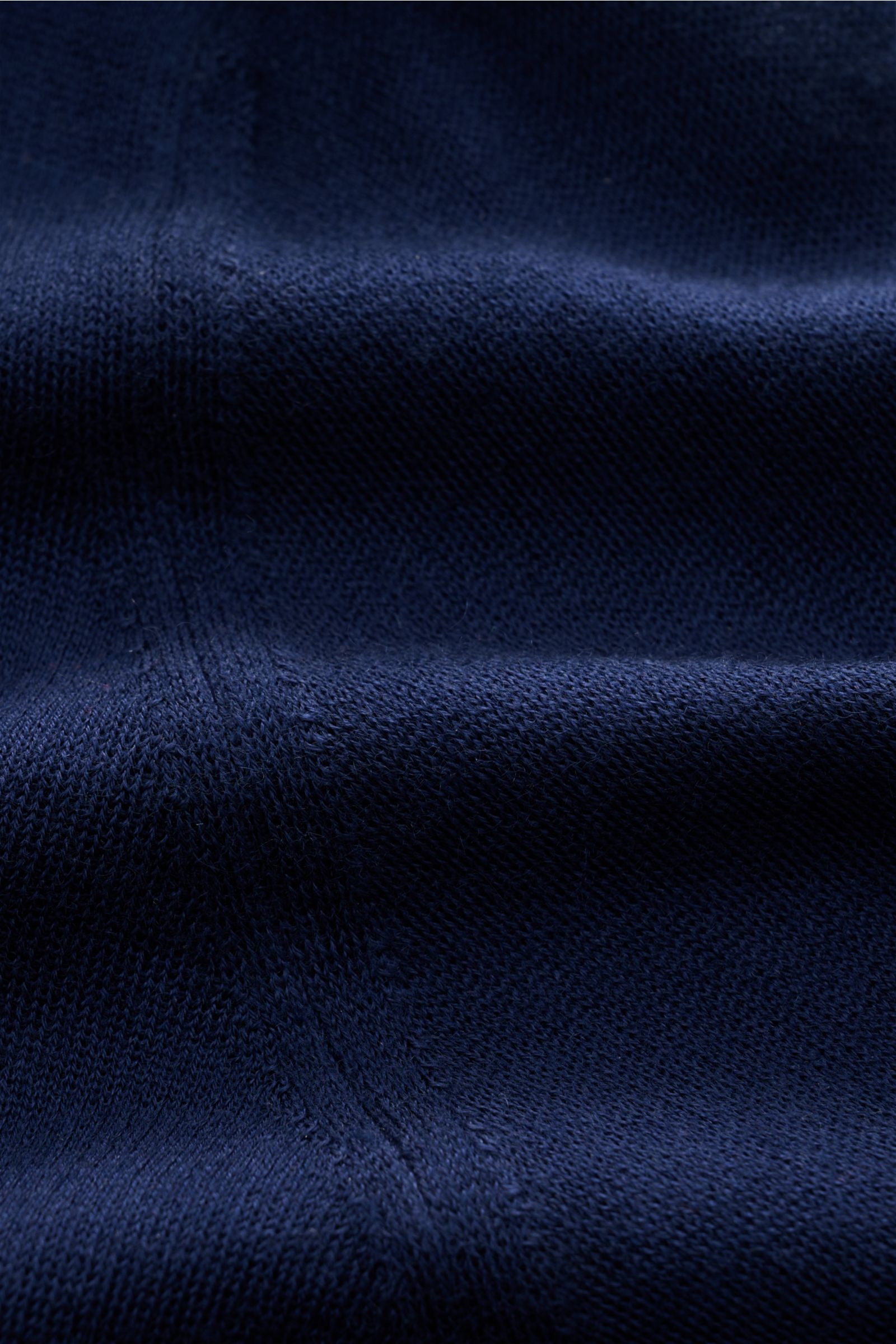 Colombo Cashmere Mock Neck Pullover navy, Nahaufnahme des weichen, feinen Strickbilds aus reinem Cashmere mit Stehkragen und Rippbündchen.