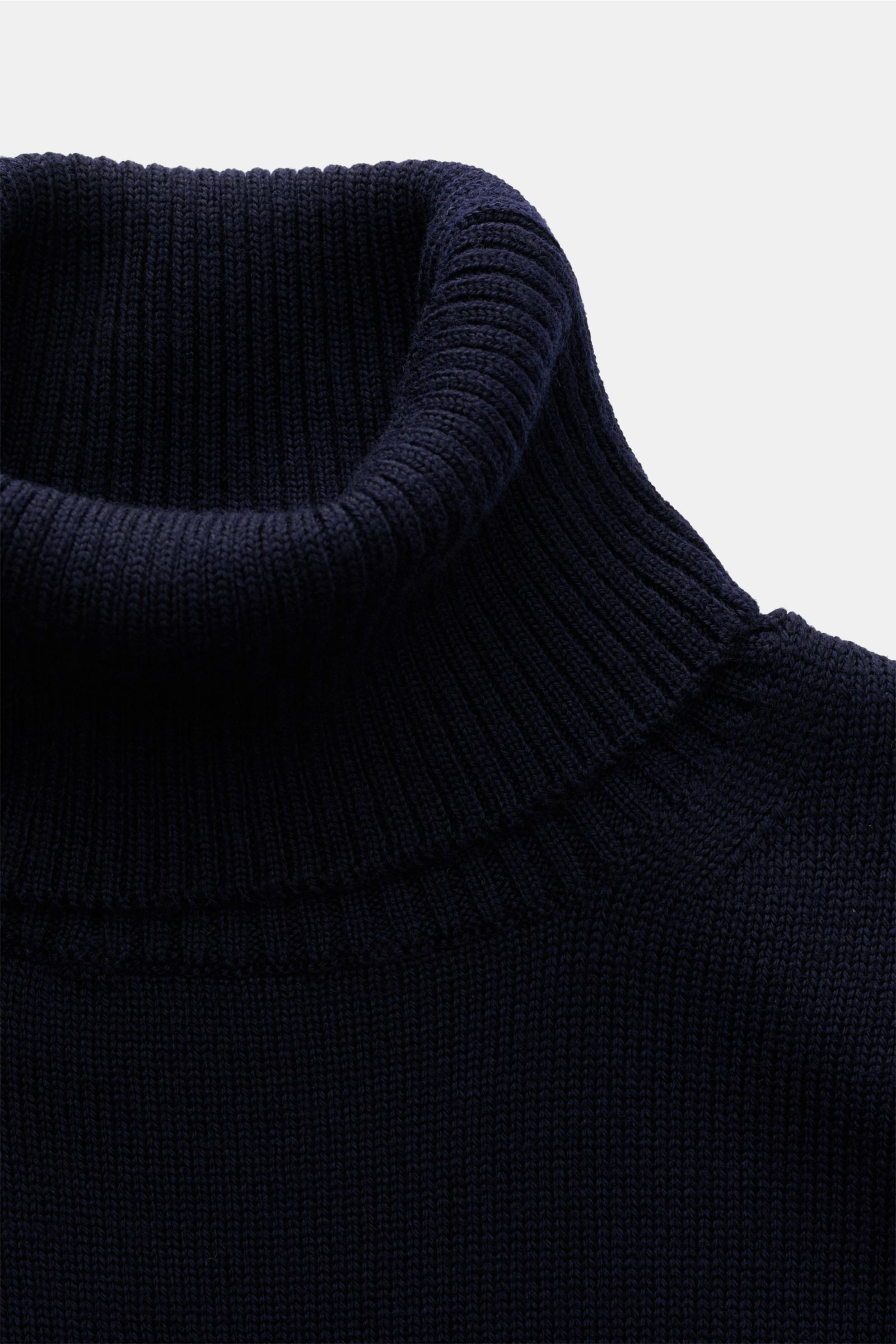 B.F. Knitwear Merino Rollkragenpullover navy in Slim Fit, mittelfeinem Strickbild, weicher Merinowolle, komfortablem Rippkragen, Detailansicht von oben.