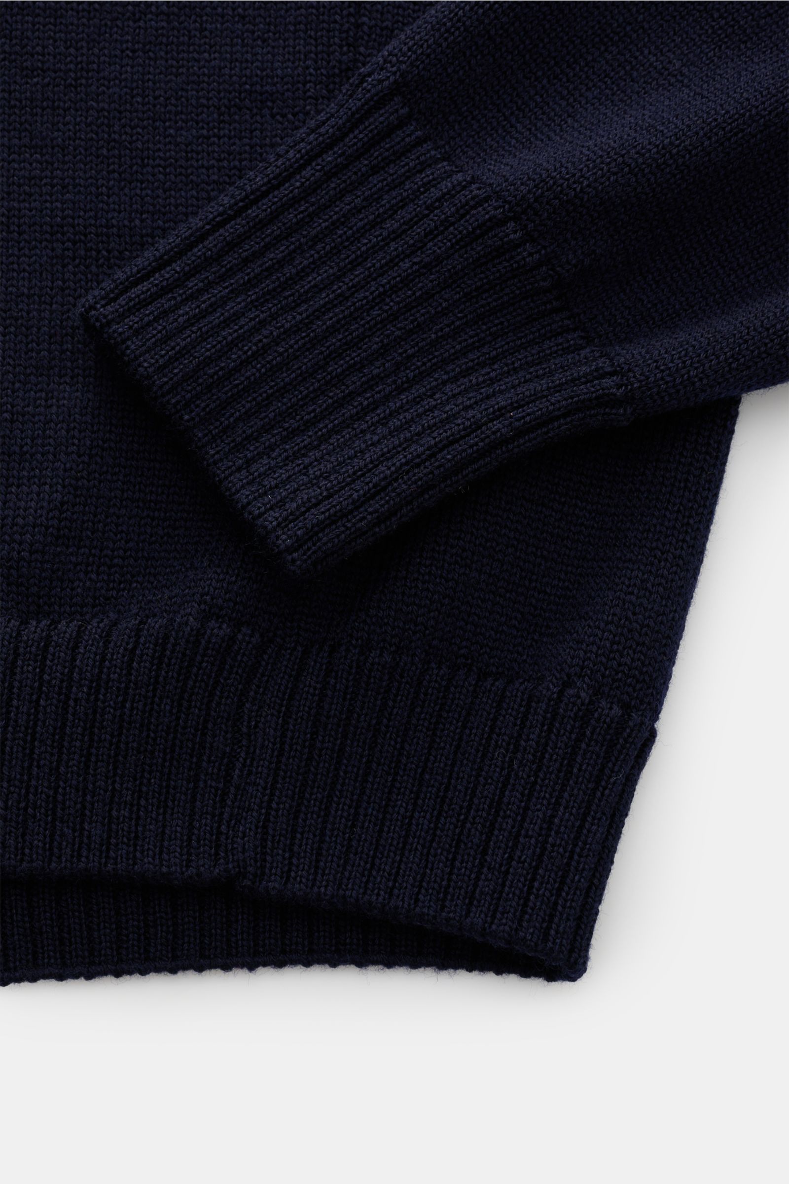 Nahaufnahme des B.F. Knitwear Merino Rollkragenpullovers navy von oben, weicher Merinowolle, Slim Fit, Rippbündchen.