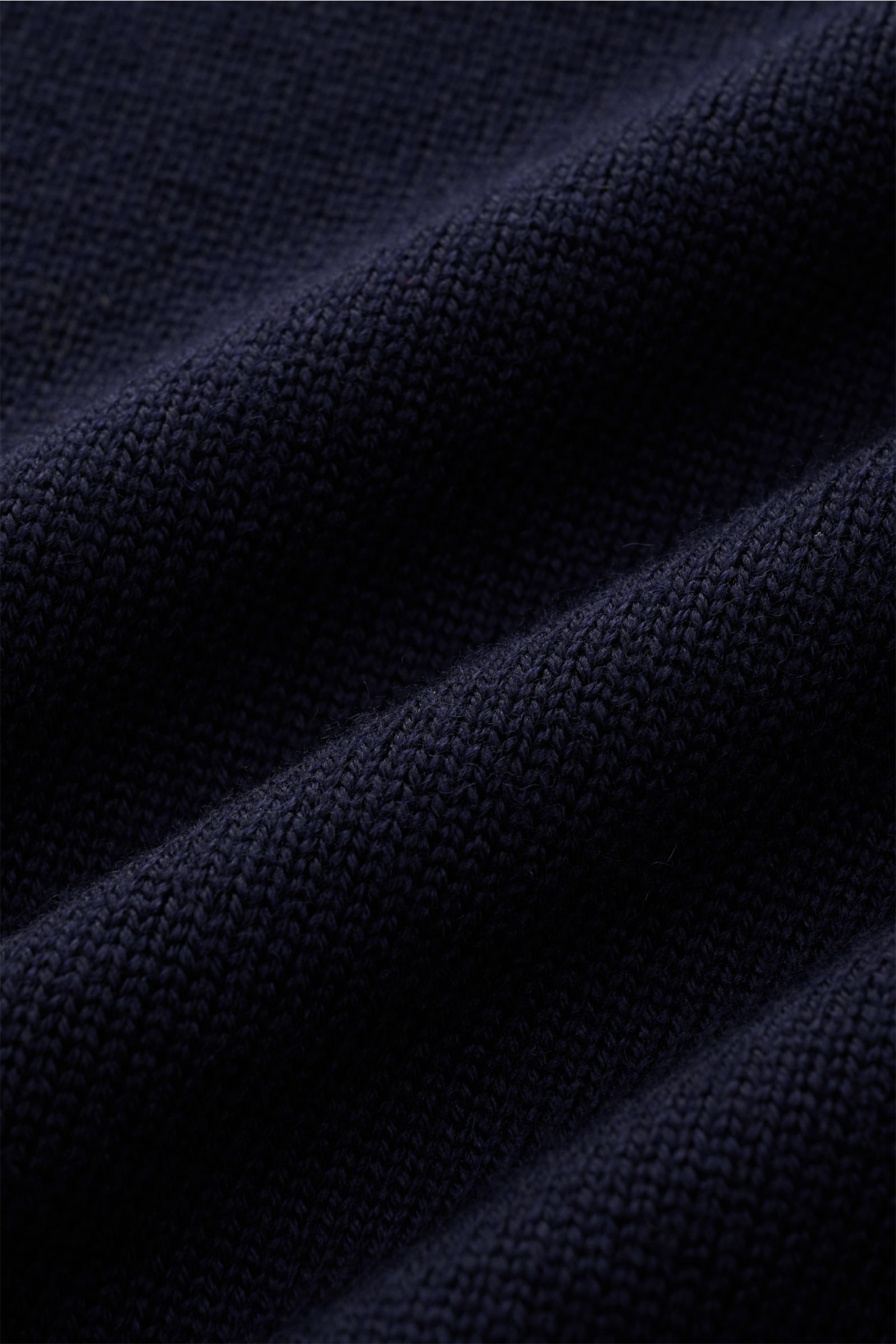 B.F. Knitwear Merino Rollkragenpullover navy, Detailaufnahme des mittelfeinen Strickbilds aus weicher, reiner Merinowolle, Slim Fit mit Rippbündchen.