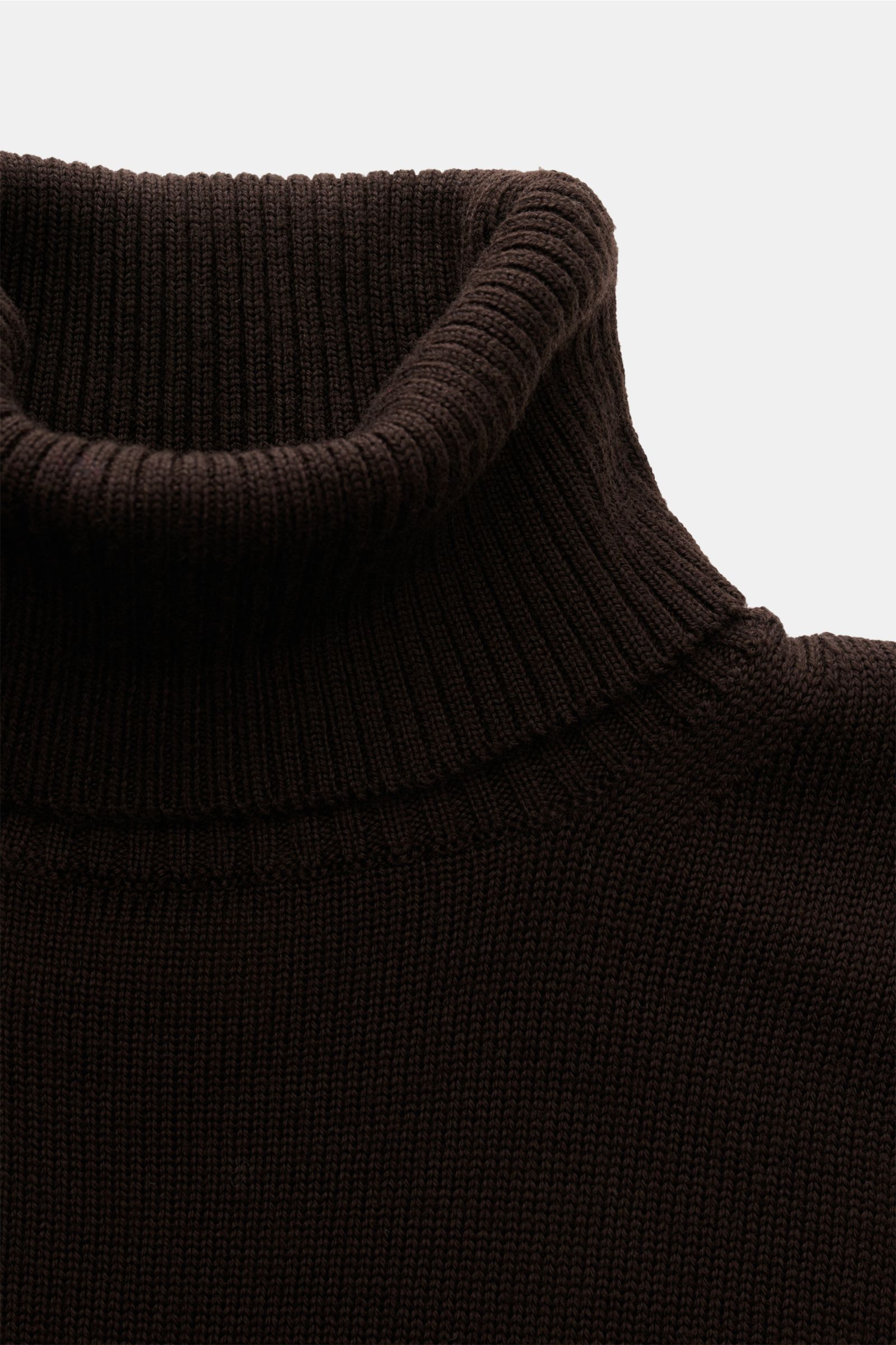 Close-up front view of B.F. Knitwear Merino Rollkragenpullover dunkelbraun turtleneck sweater, made of soft pure merino wool with slim fit, ribbed cuffs, and medium knit texture. 

Reduziert auf das Wesentliche und doch unverzichtbar: Der Turtleneck vo