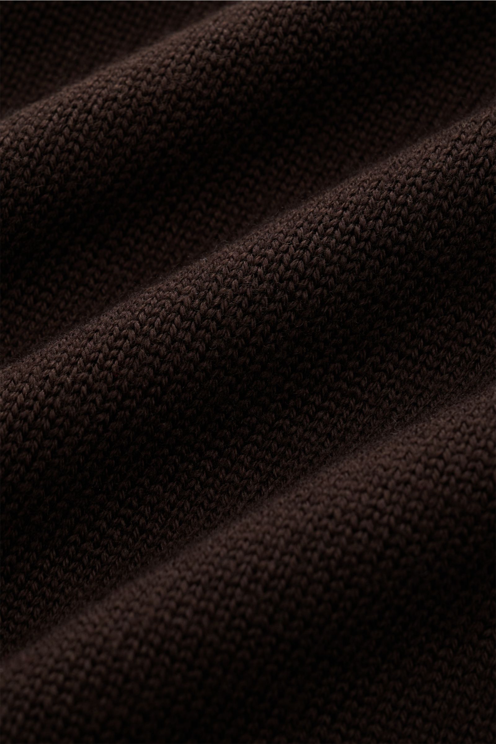 Close-up front view of B.F. Knitwear Merino Rollkragenpullover dunkelbraun fabric showing soft, mid-fine knit texture and warm wool quality. Reduziert auf das Wesentliche und doch unverzichtbar: Der Turtleneck von B.F. KNITWEAR aus reiner Merinowolle ü