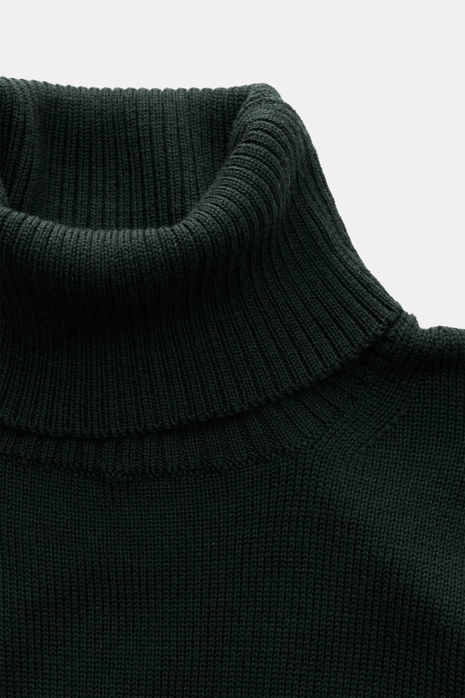 B.F. Knitwear Merino Rollkragenpullover dunkelgrün in Slim Fit, weiche Merinowolle, mittelfeines Strickbild, anliegender Rollkragen, Rippbündchen, Detailfoto von oben.