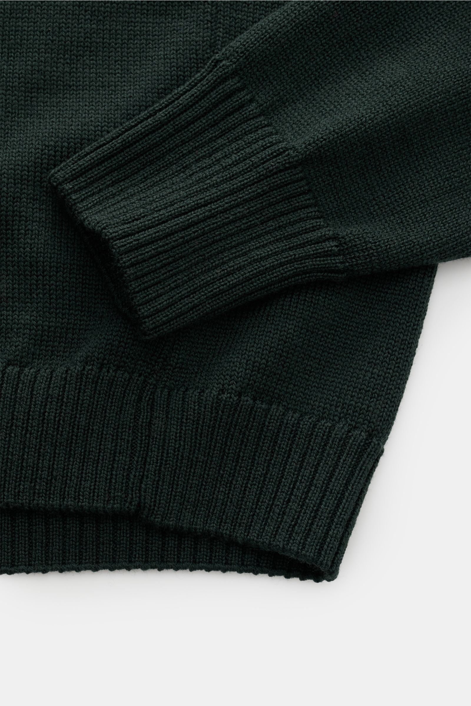 Nahaufnahme des dunkelgrünen B.F. Knitwear Merino Rollkragenpullovers mit weichem, mittelfeinem Strickbild, Slim Fit und Rippbündchen.