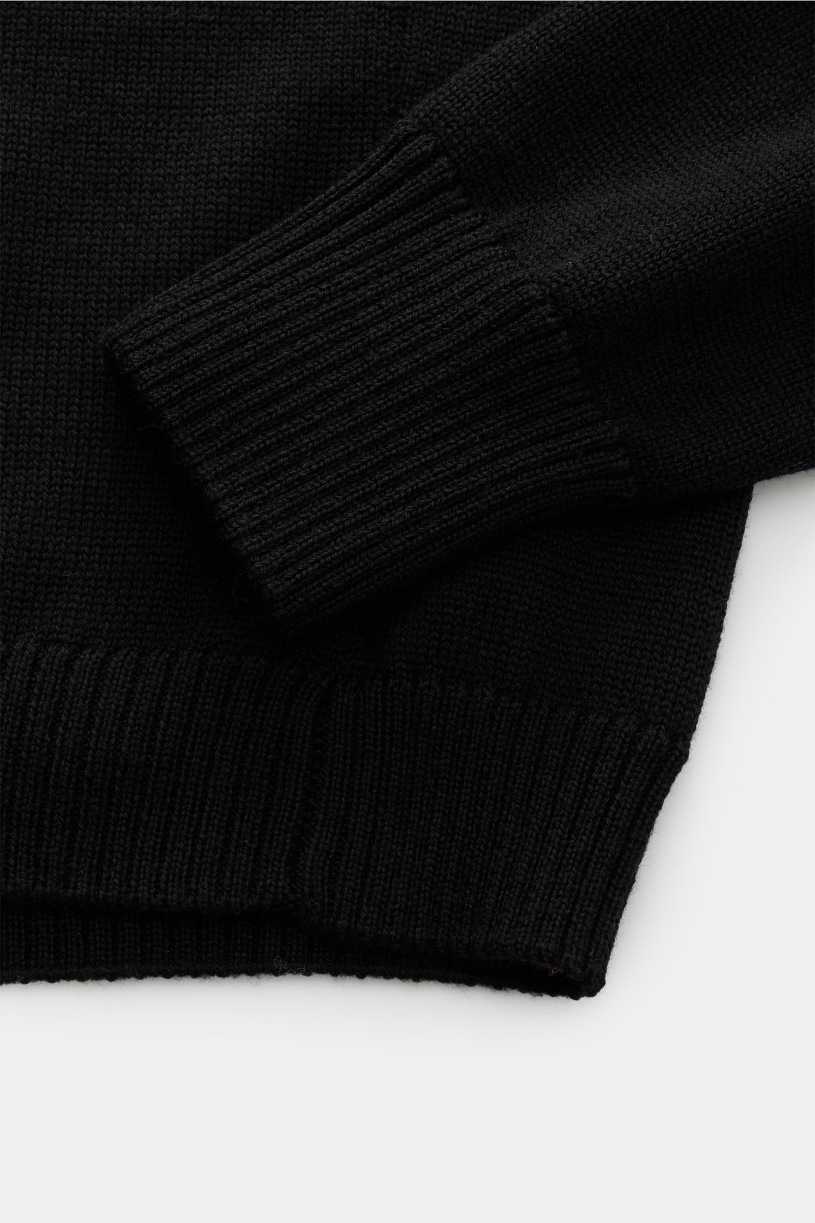 B.F. Knitwear Merino Rollkragenpullover schwarz, Detailaufnahme von Bündchen und Ärmel, weiche Merinowolle, Slim Fit, mittelfeines Strickbild.