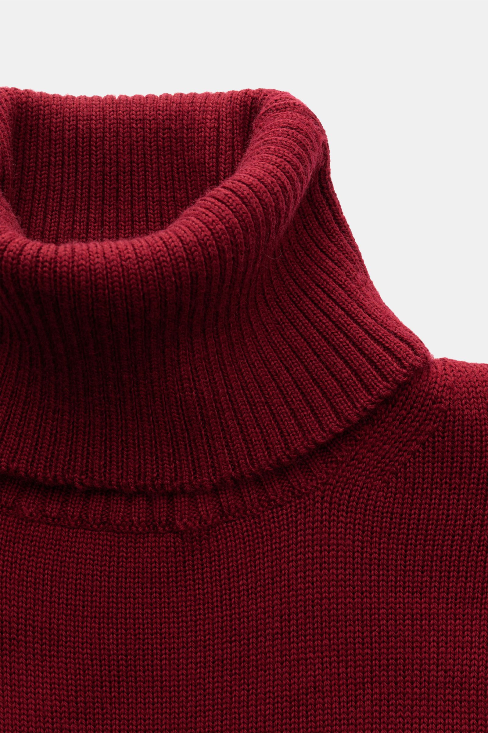 Nahaufnahme des B.F. Knitwear Merino Rollkragenpullovers dunkelrot von schräg vorne, weicher, mittelfeiner Slim Fit aus reiner Merinowolle.