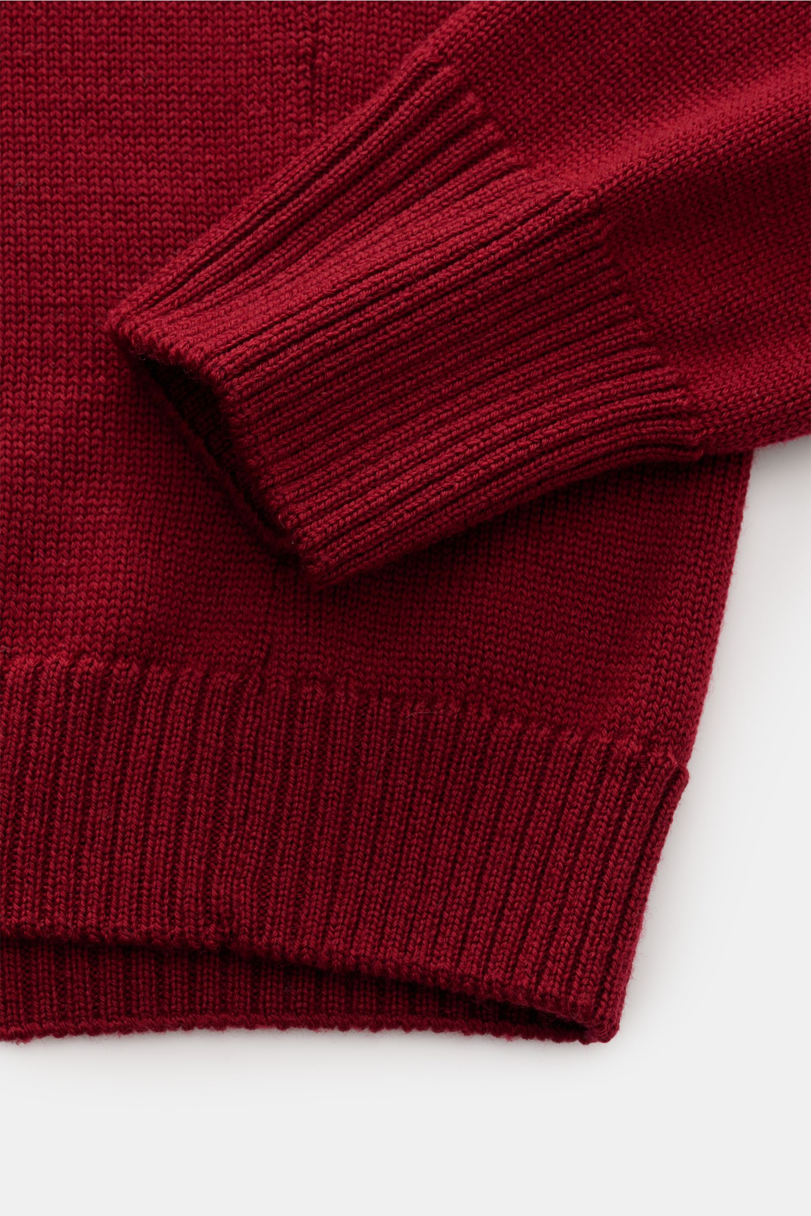 B.F. Knitwear Merino Rollkragenpullover dunkelrot, Nahaufnahme von Ärmel und Bund, weiche Merinowolle, Slim Fit, mittelfeines Strickbild.