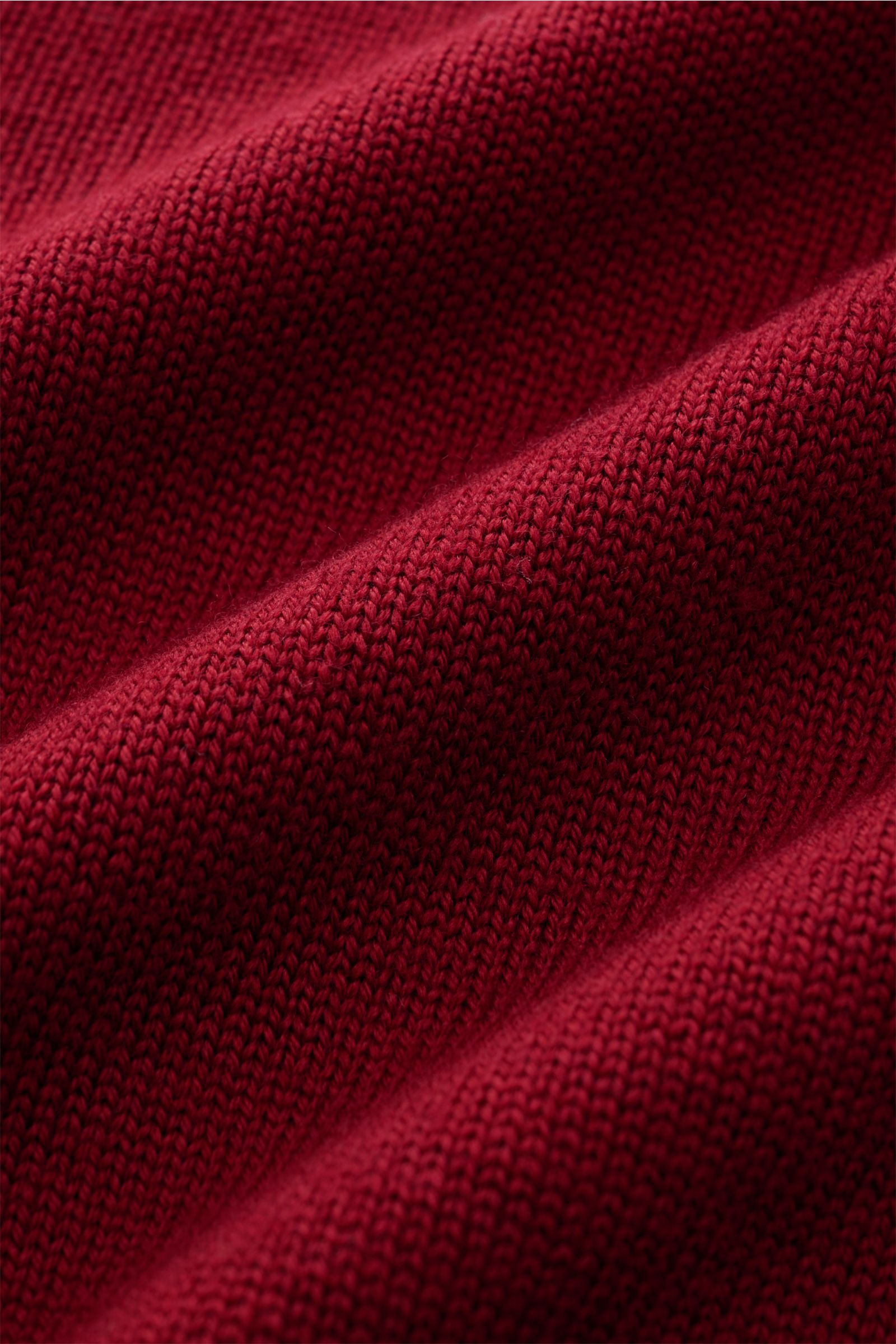 Nahaufnahme des B.F. Knitwear Merino Rollkragenpullovers dunkelrot, zeigt weiche, mittelfeine Merinowolle mit Slim Fit und Rippbündchen.