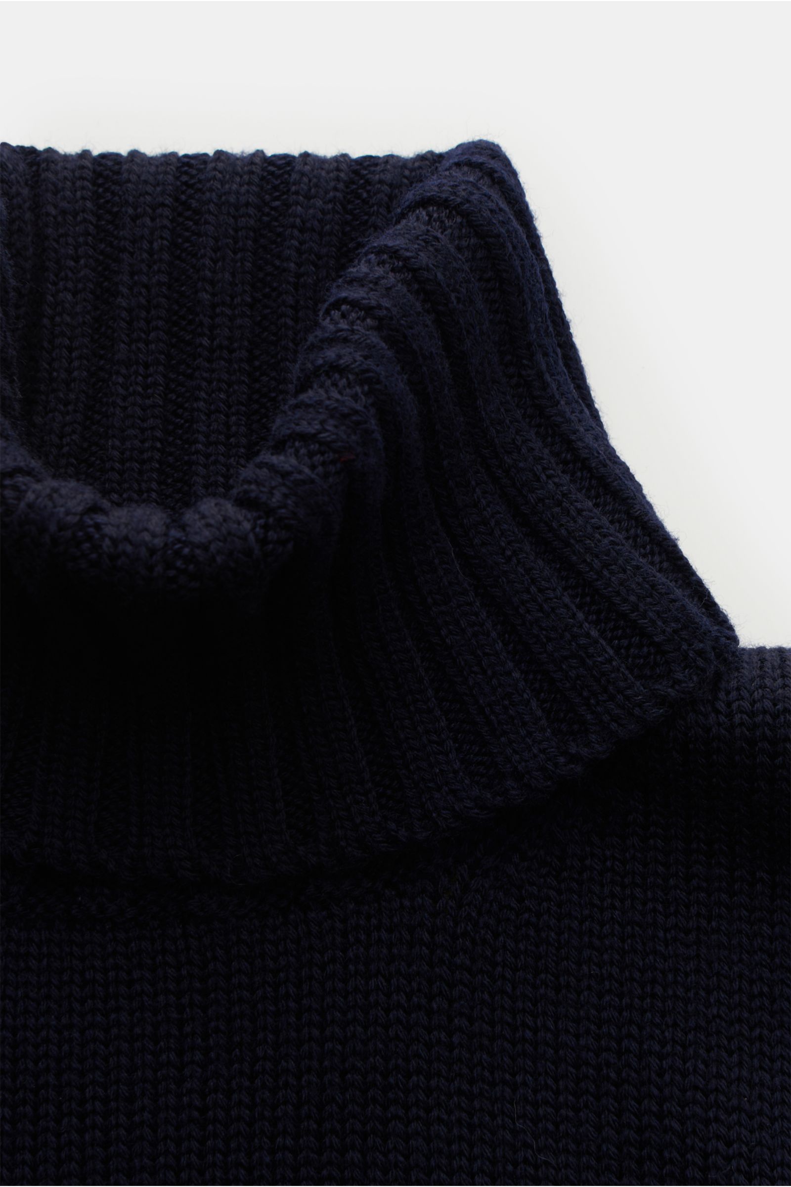 Nahaufnahme von geripptem Rollkragen des B.F. Knitwear Merino Rollkragenpullovers navy aus reiner Merinowolle, weicher Griff, fully fashioned, mittelgrobes Strickbild, Slim Fit, flexible Rippbündchen.