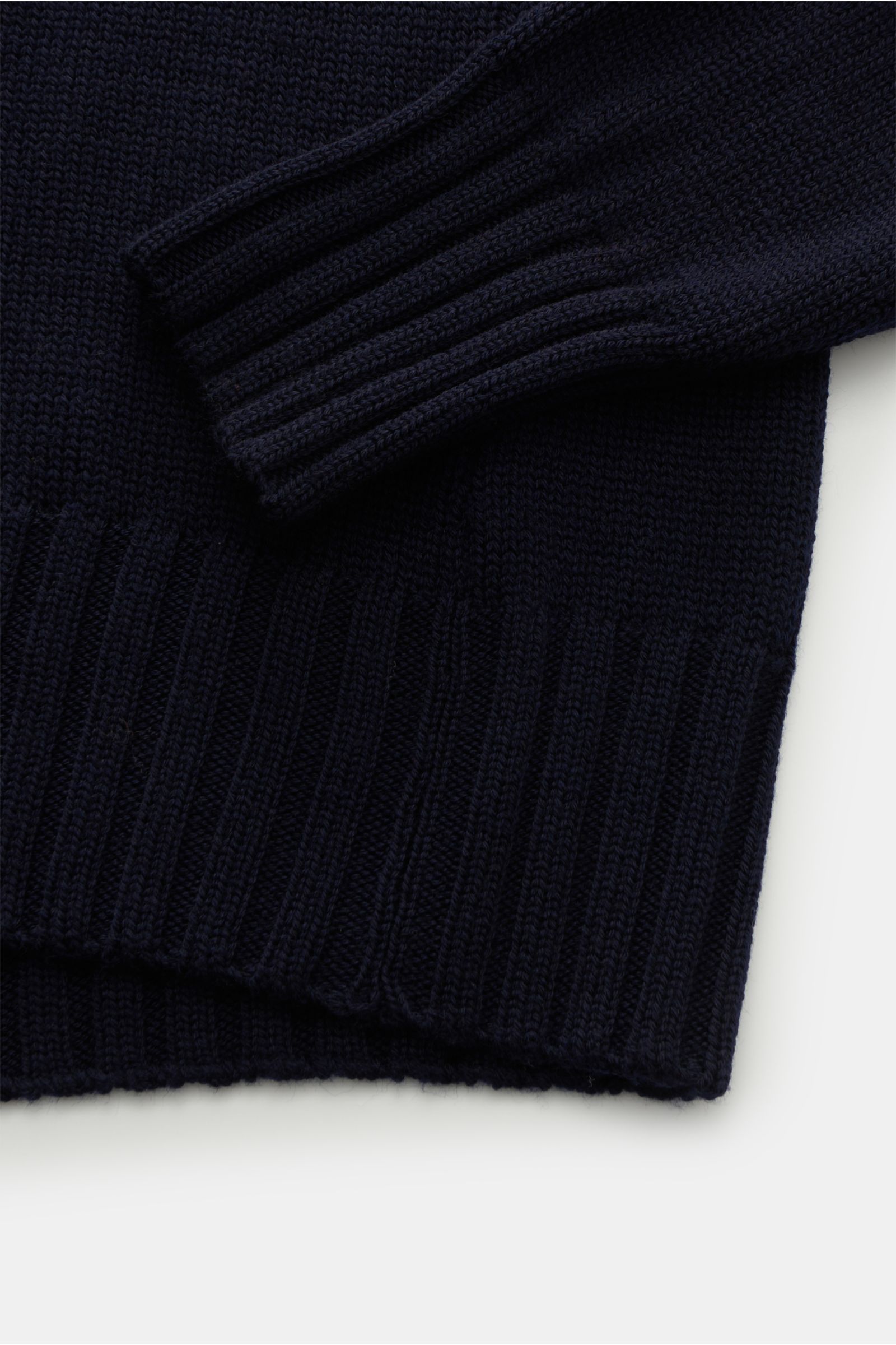 B.F. Knitwear Merino Rollkragenpullover navy aus reiner Merinowolle, weicher Griff, Slim Fit, mittleres Strickbild, gerippter Rollkragen, flexible Rippbündchen, fully fashioned, Detailaufnahme von unten.