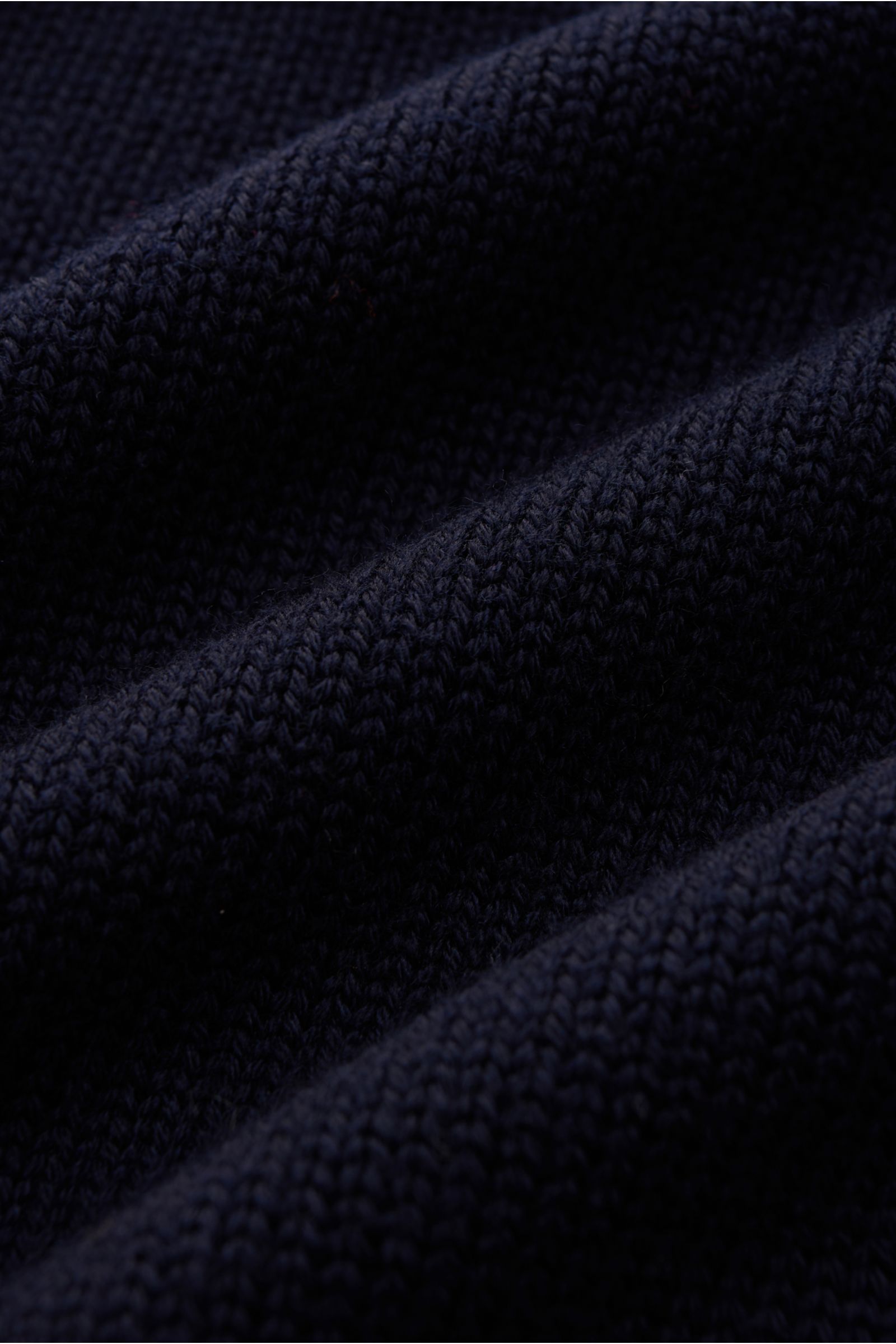 Nahaufnahme des B.F. Knitwear Merino Rollkragenpullover navy aus reine Merinowolle, weicher Griff, fully fashioned, mittelgrobes Strickbild, Slim Fit, gerippter Rollkragen, flexible Rippbündchen.