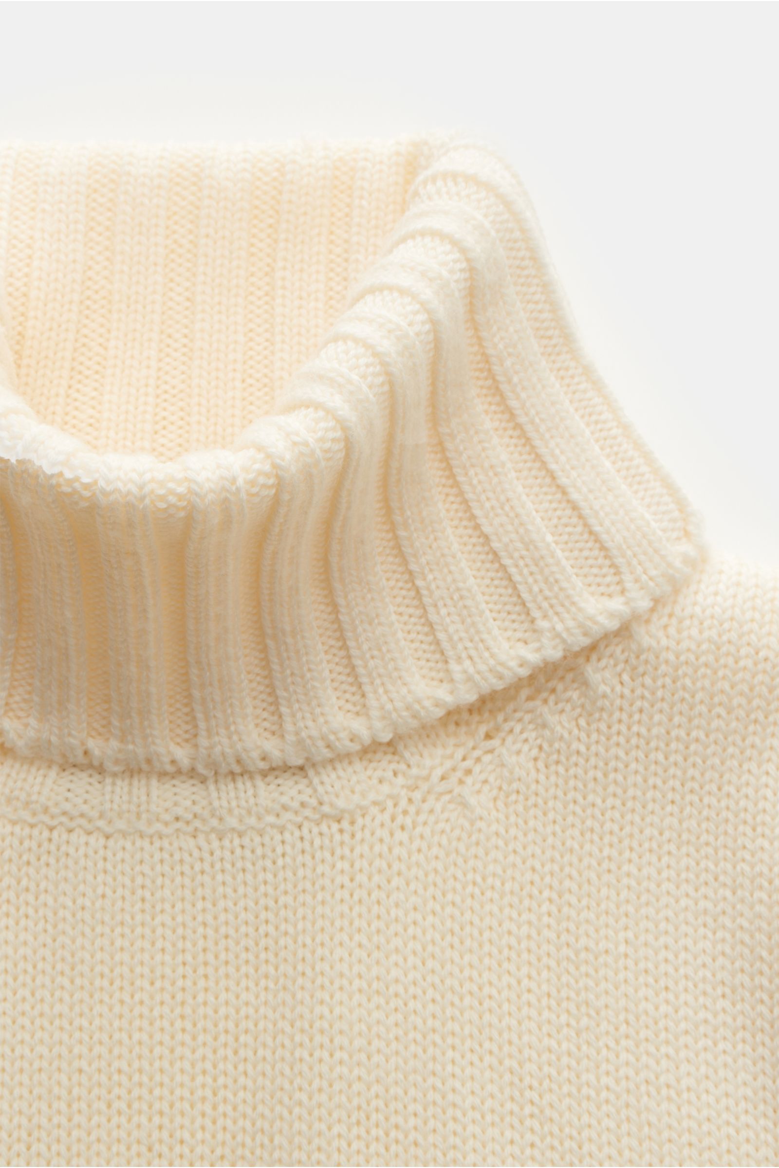 Close-up front view of B.F. Knitwear Merino Rollkragenpullover creme showing a gerippter Rollkragen, mittelgrobes Strickbild, with reine Merinowolle, weicher Griff, fully fashioned, Slim Fit, and flexible Rippbündchen.