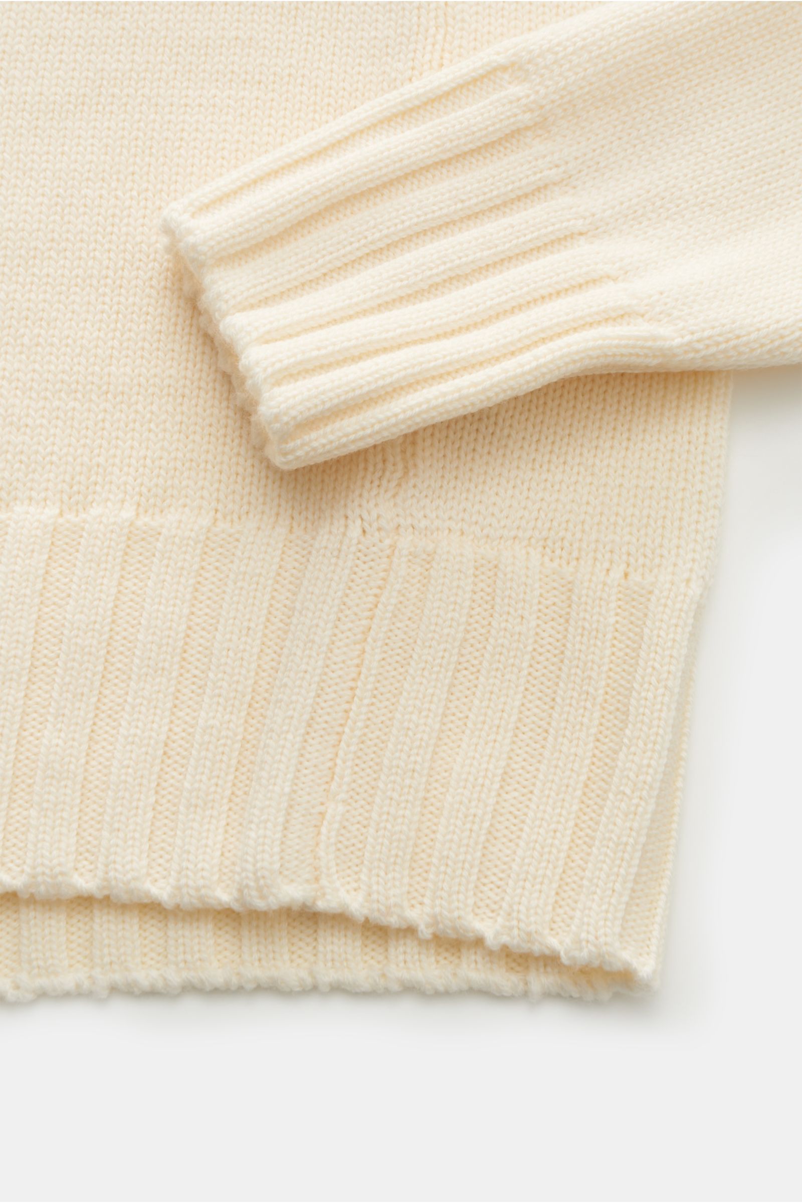 Close-up perspective of the B.F. Knitwear Merino Rollkragenpullover creme showing the soft, mittelgrobes Strickbild, Slim Fit, reine Merinowolle, fully fashioned design, gerippter Rollkragen, and flexible Rippbündchen.
