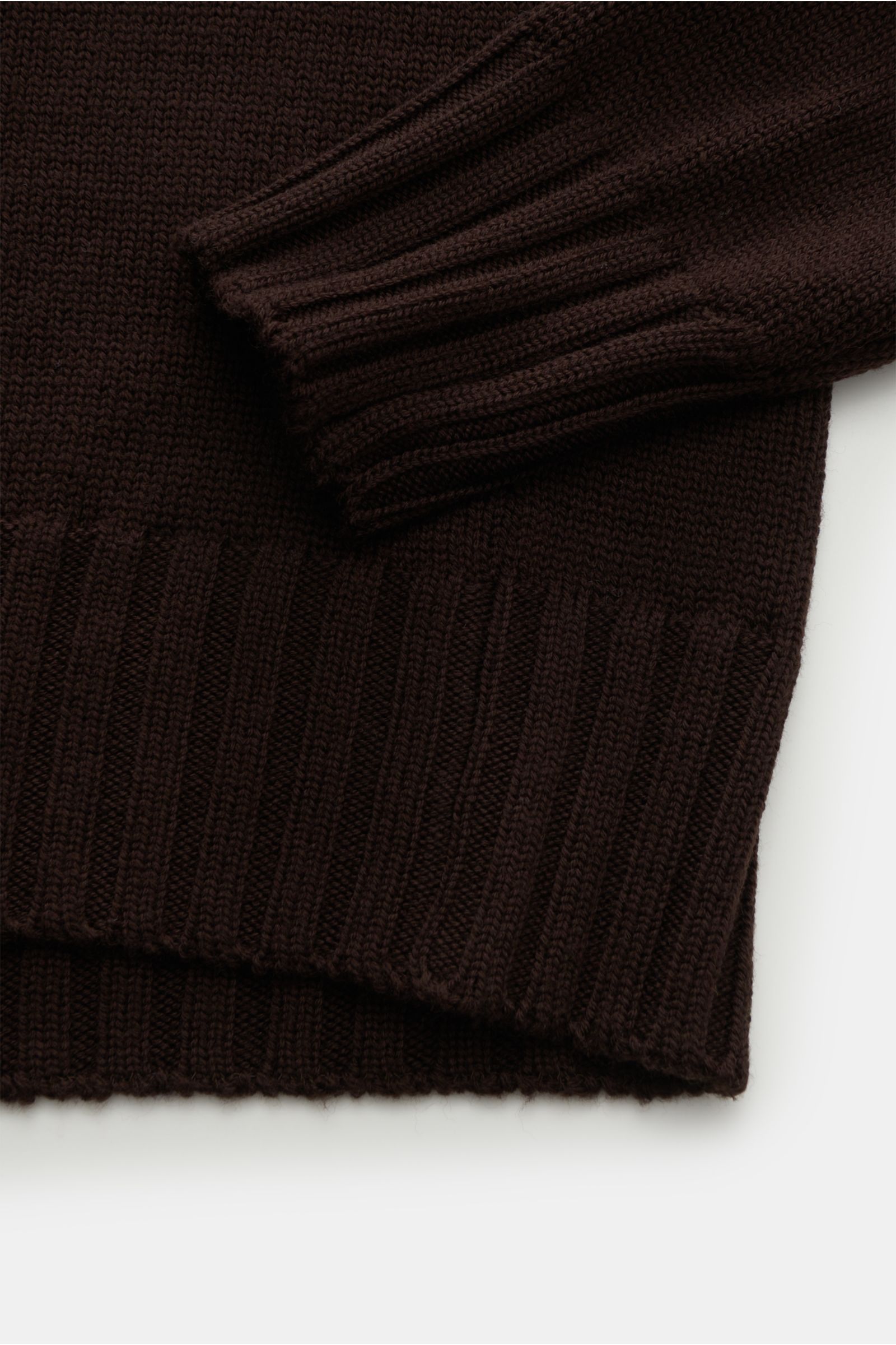 Nahaufnahme von B.F. Knitwear Merino Rollkragenpullover dunkelbraun, reine Merinowolle, weicher Griff, fully fashioned, mittelgrobes Strickbild, Slim Fit, gerippter Rollkragen, flexible Rippbündchen.