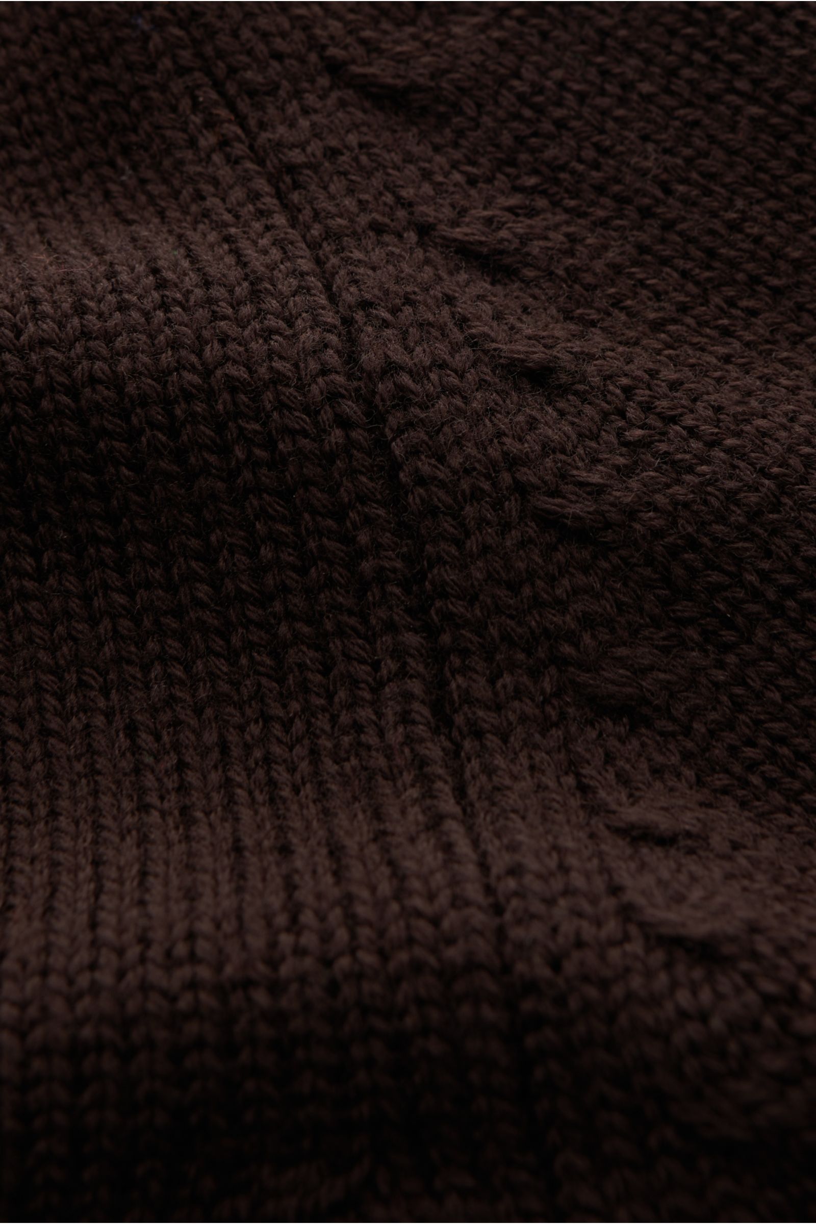 Nahaufnahme von B.F. Knitwear Merino Rollkragenpullover dunkelbraun mit Slim Fit, geripptem Rollkragen, flexiblen Rippbündchen, mittelgrobem Strickbild, weichem Griff aus reiner Merinowolle, fully fashioned.