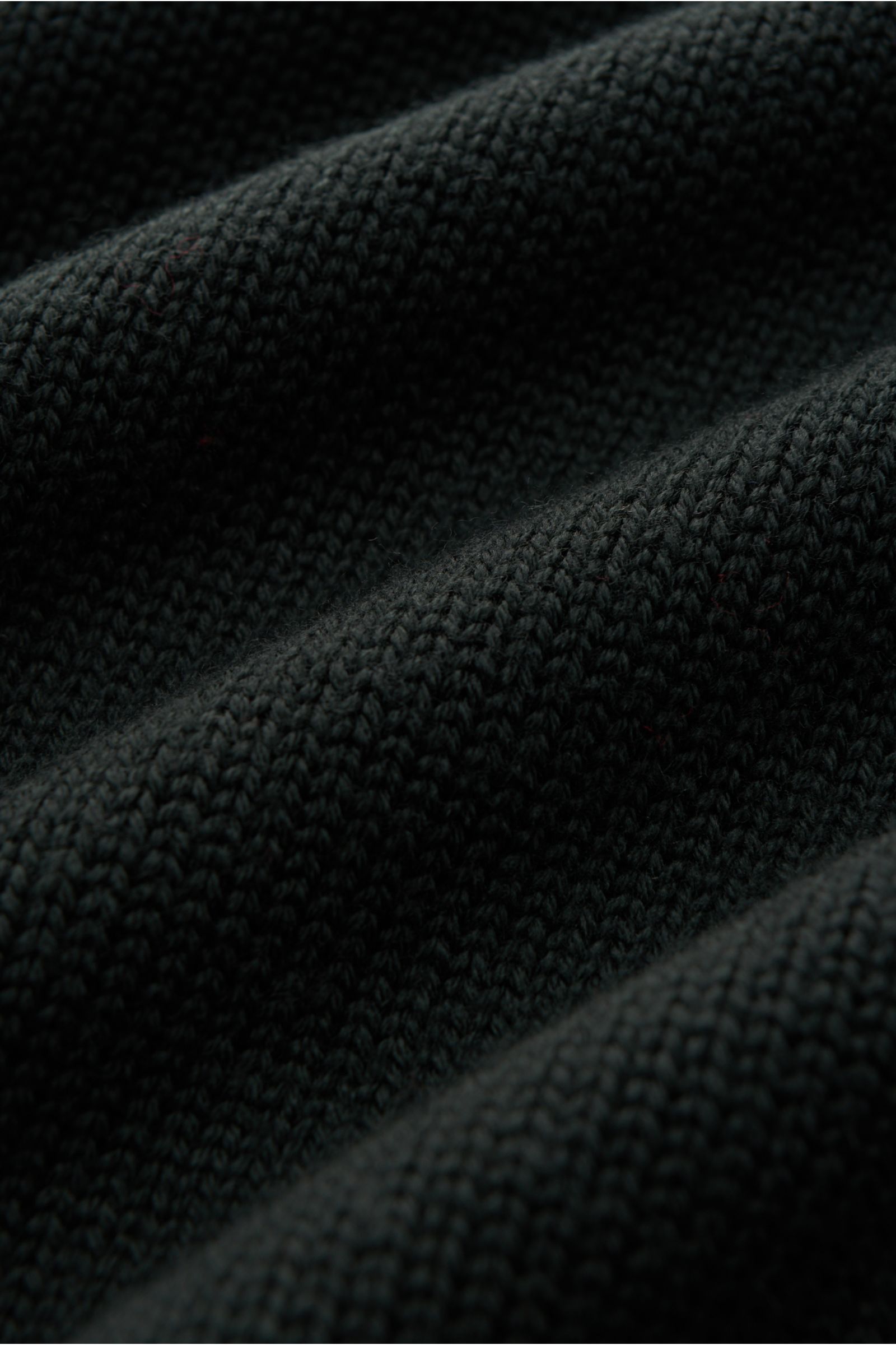 B.F. Knitwear Merino Rollkragenpullover dunkelgrün, Detailaufnahme von mittlerem Strickbild, reine Merinowolle, weicher Griff, Slim Fit, fully fashioned, gerippter Rollkragen, flexible Rippbündchen.