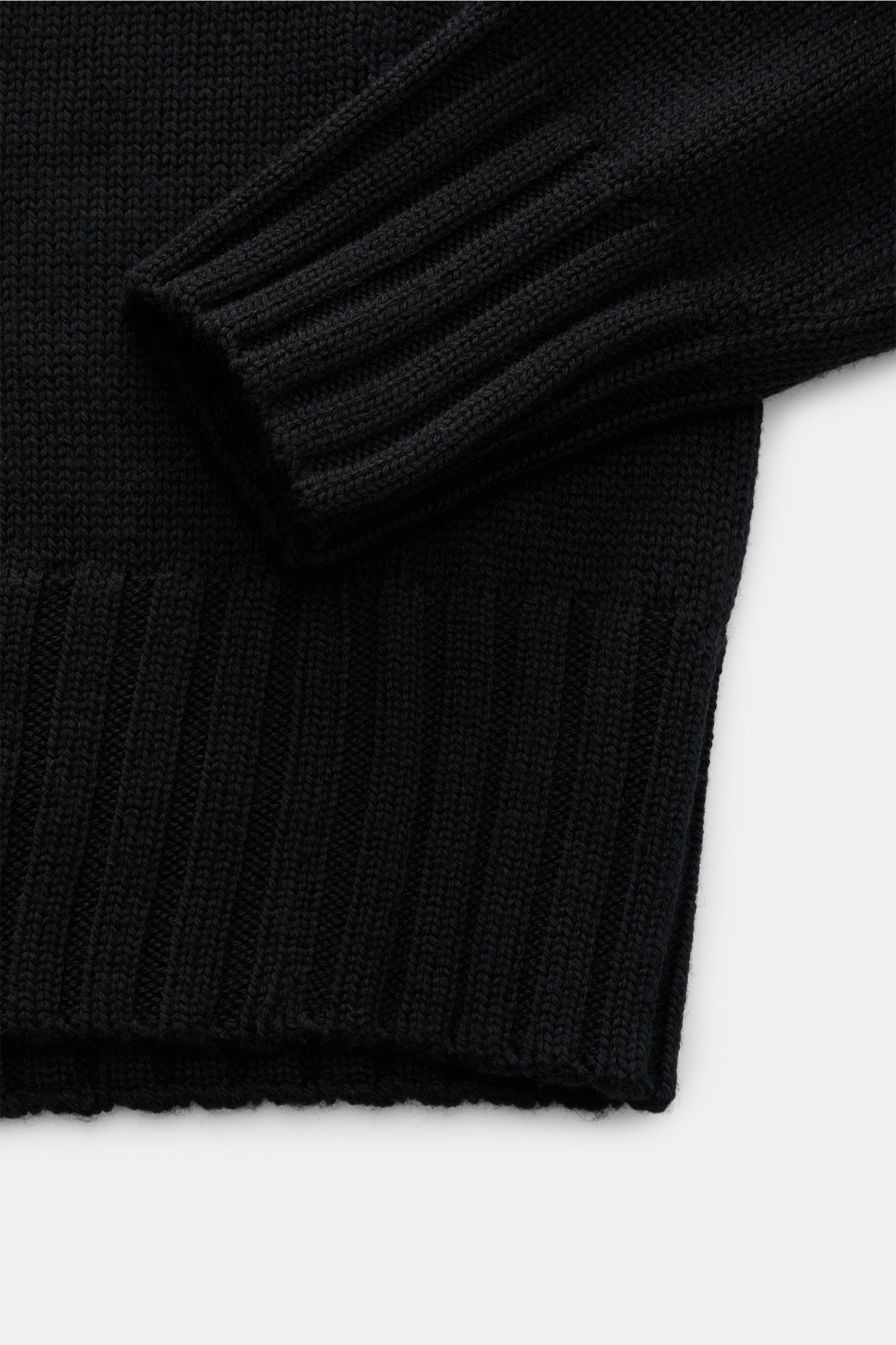 Schwarzer B.F. Knitwear Merino Rollkragenpullover Slim Fit, Detailaufnahme von Ärmel und Saum mit weichem Griff, mittelfeinem Strickbild, Rippbündchen und Rollkragen.