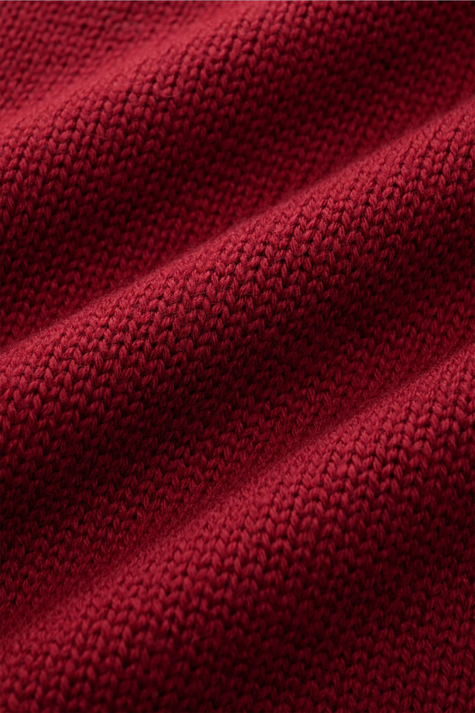 B.F. Knitwear Merino Rollkragenpullover dunkelrot, Detailaufnahme des mittelgroben Strickbilds, reine Merinowolle, weicher Griff, fully fashioned, Slim Fit, gerippter Rollkragen, flexible Rippbündchen.