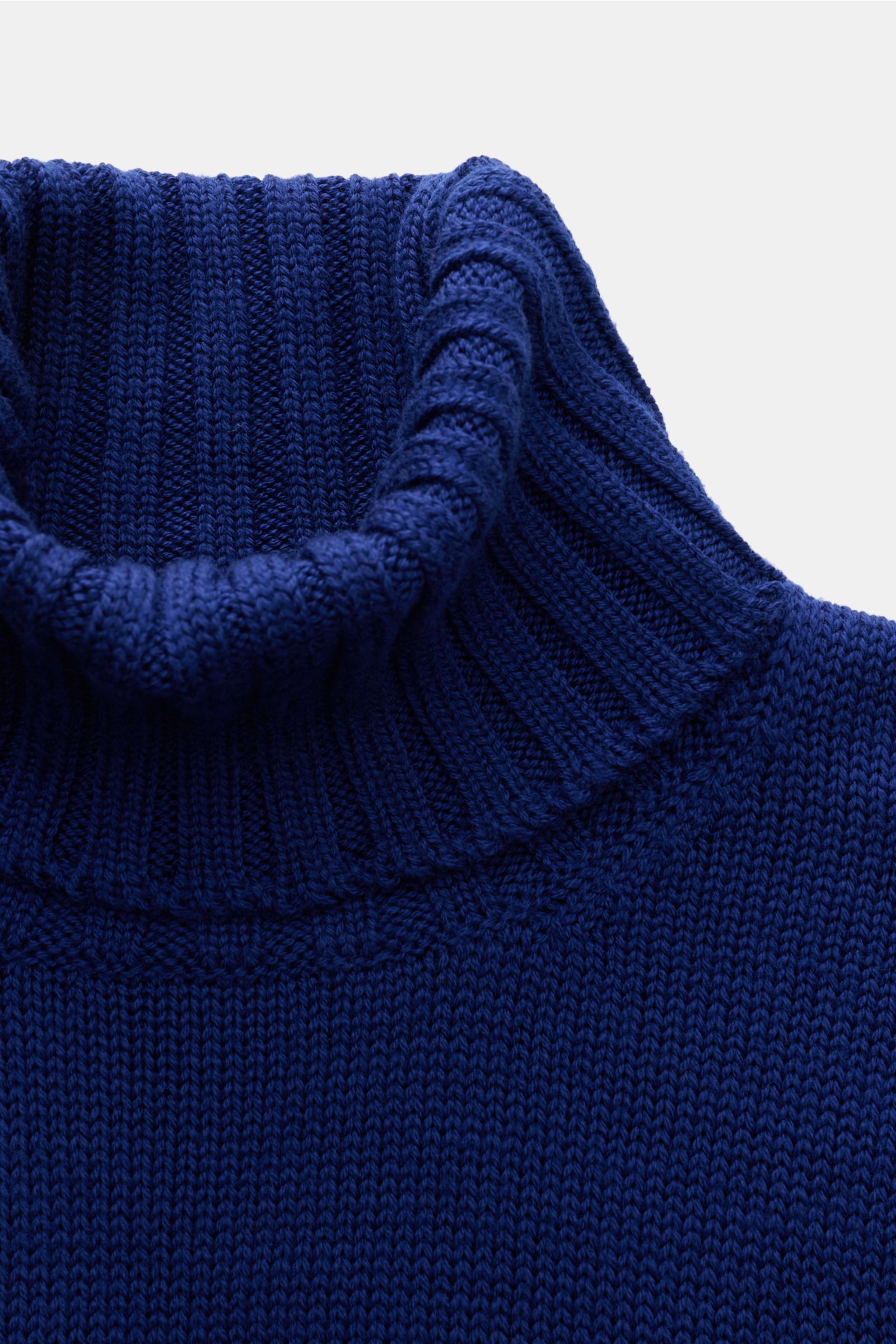 B.F. Knitwear Merino Rollkragenpullover dunkelblau, Detailaufnahme von oben, Slim Fit, reine Merinowolle, weicher Griff, fully fashioned, mittelgrobes Strickbild, gerippter Rollkragen, flexible Rippbündchen.