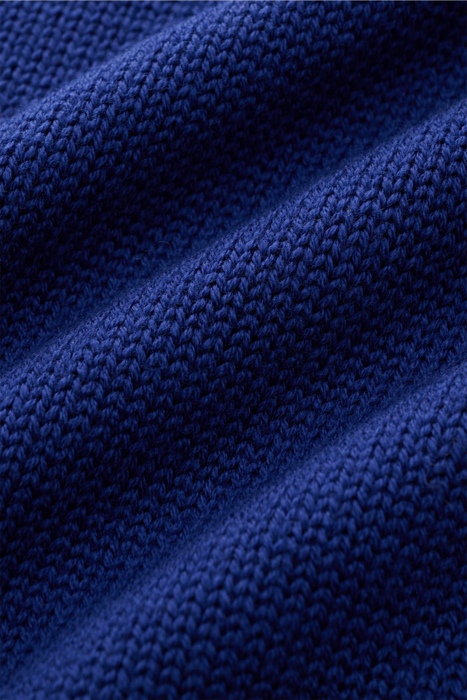 Nahaufnahme des mittelgroben Strickbilds vom B.F. Knitwear Merino Rollkragenpullover dunkelblau aus reiner Merinowolle, weicher Griff, fully fashioned, Slim Fit, gerippter Rollkragen und flexible Rippbündchen.