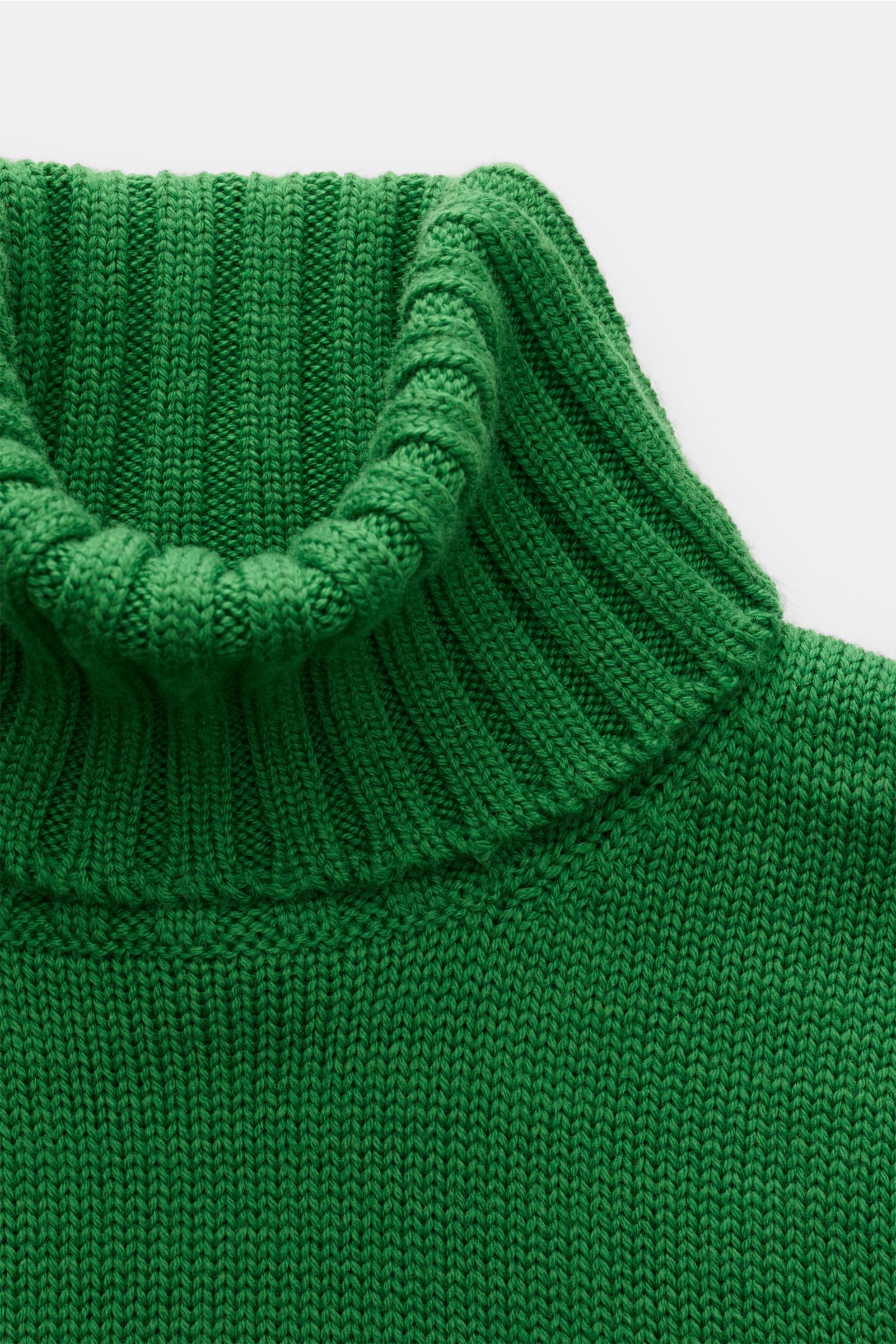 B.F. Knitwear Merino Rollkragenpullover grün, Nahaufnahme von oben, reine Merinowolle, weicher Griff, fully fashioned, mittelgrobes Strickbild, Slim Fit, gerippter Rollkragen, flexible Rippbündchen.