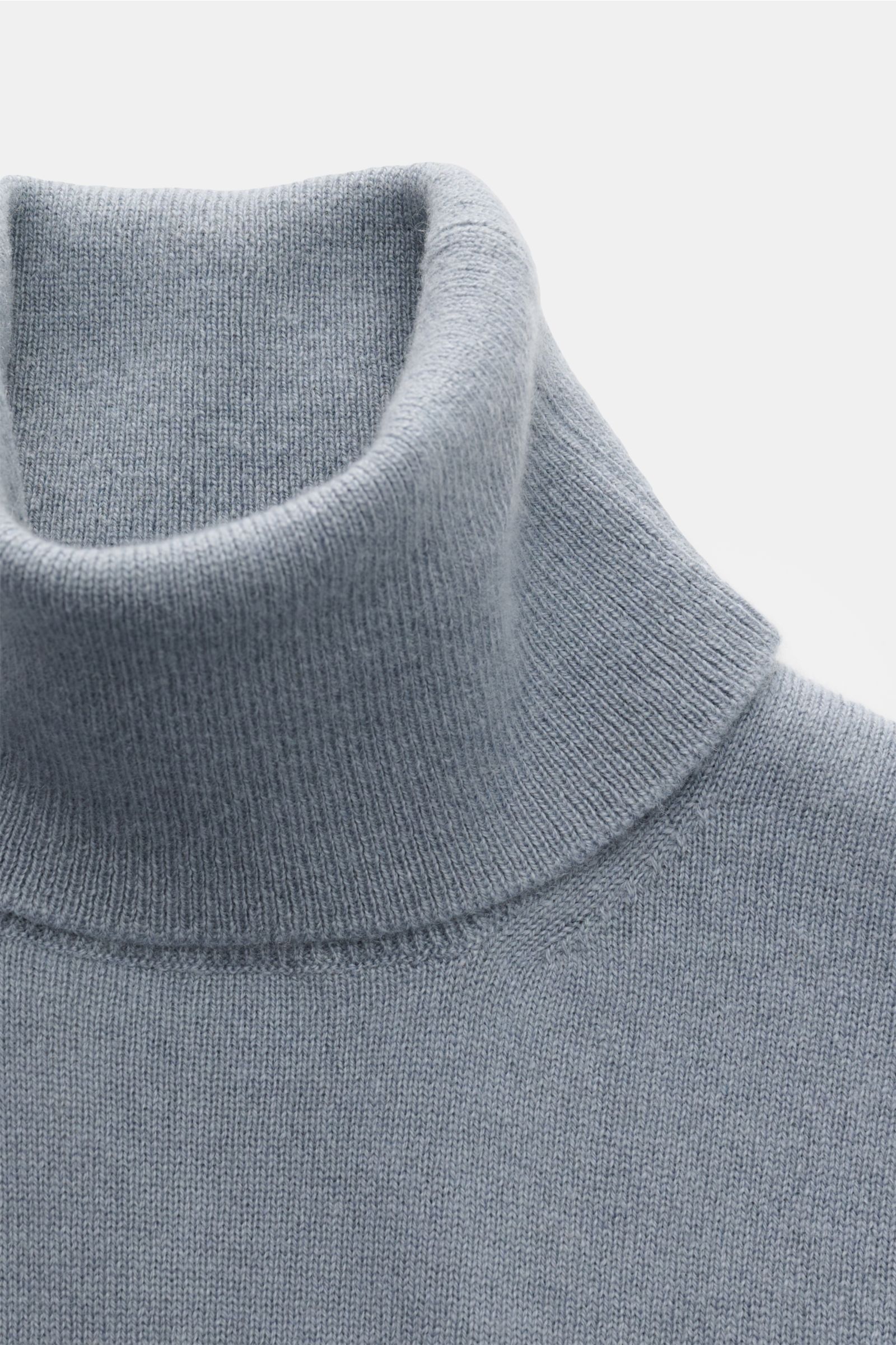 Cruciani Cashmere Rollkragenpullover rauchblau, Slim Fit, feines Strickbild, elastische Rippstrickbündchen, anliegender Rollkragen, Nahaufnahme von oben.
