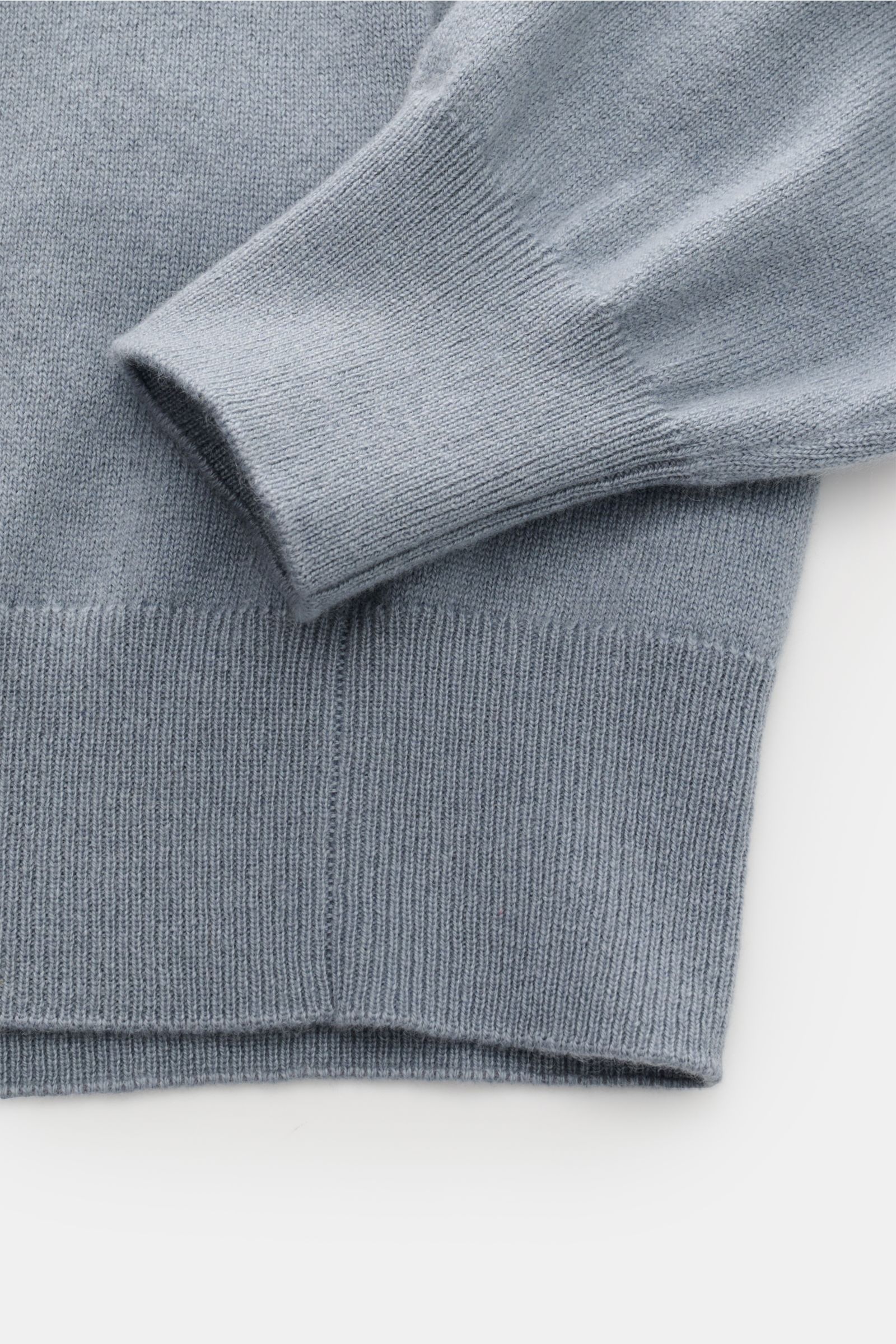 Cruciani Cashmere Rollkragenpullover rauchblau, Detailaufnahme von Bündchen und Ärmel, Slim Fit, reiner Cashmere, feines Strickbild, weich.
