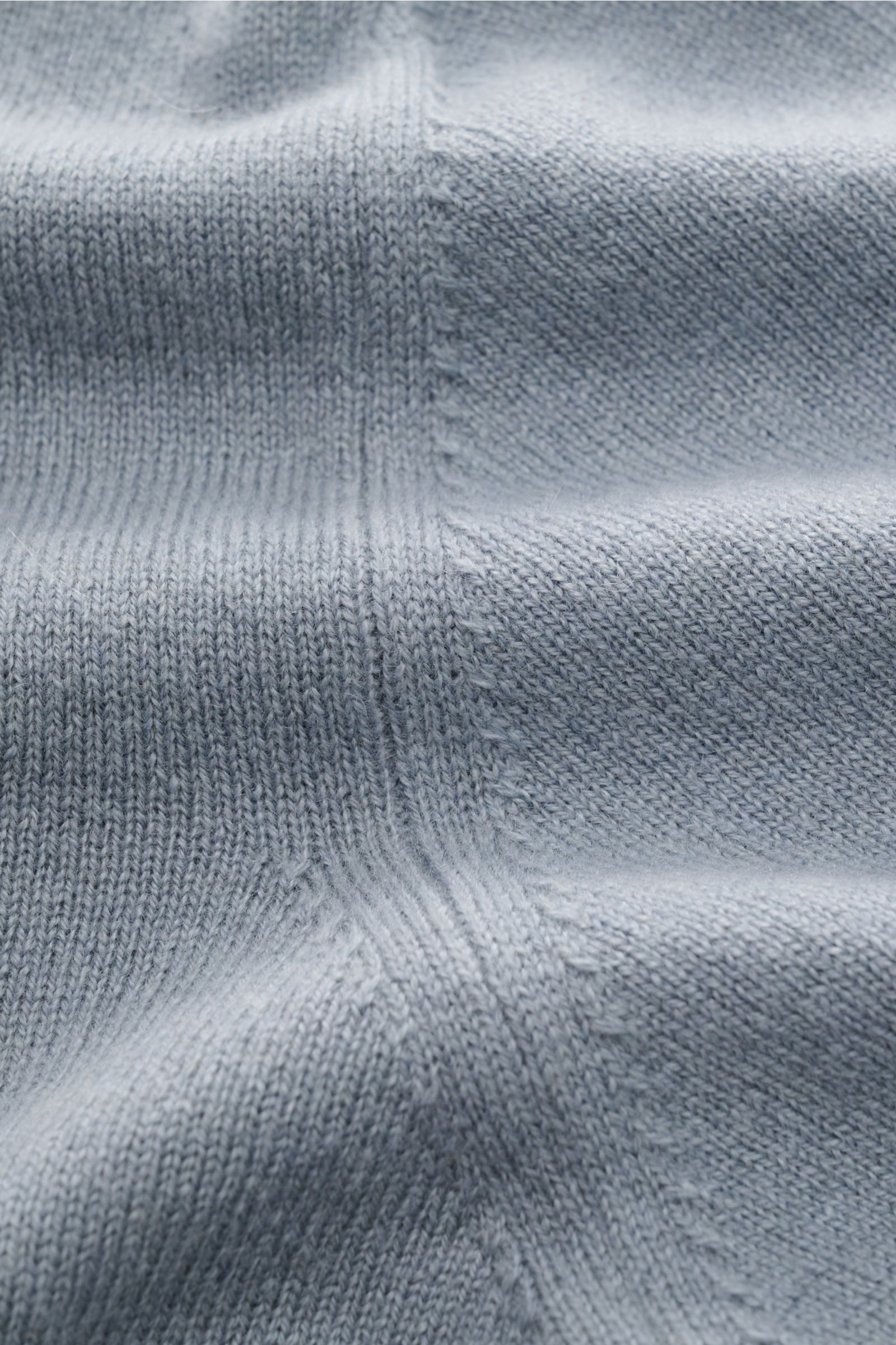 Cruciani Cashmere Rollkragenpullover rauchblau in Nahaufnahme von oben, feines Strickbild, geschmeidiger Griff, Slim Fit, elastische Rippbündchen.