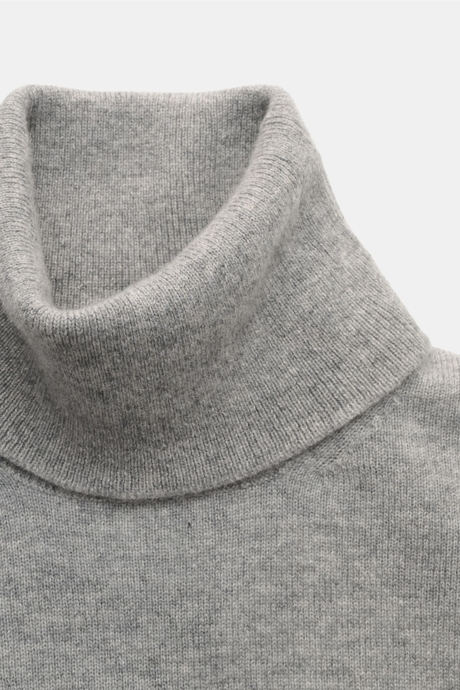 Cruciani Cashmere Rollkragenpullover grau meliert, Nahaufnahme von oben, Slim Fit, reiner Cashmere, feines Strickbild, elastische Bündchen.