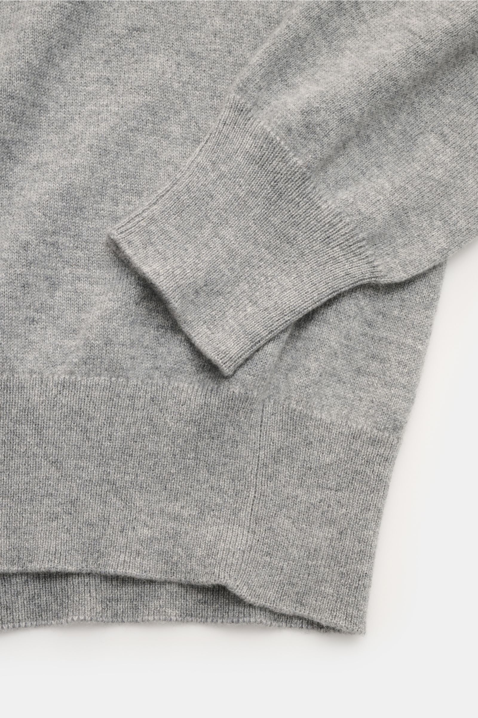 Cruciani Cashmere Rollkragenpullover grau meliert, Slim Fit, reiner Cashmere, feines Strickbild, anliegender Rollkragen, elastische Bündchen, Detailaufnahme.