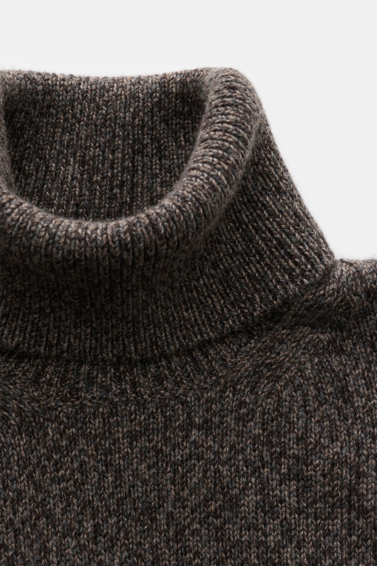 Agnona Cashmere Rollkragenpullover graubraun meliert shown from a close-up top-front perspective, highlighting its soft 100% cashmere fabric, mid-fine knit, slim fit, turtleneck collar, flexible ribbed cuffs, and small metal logo. 

Eleganter Komfort f