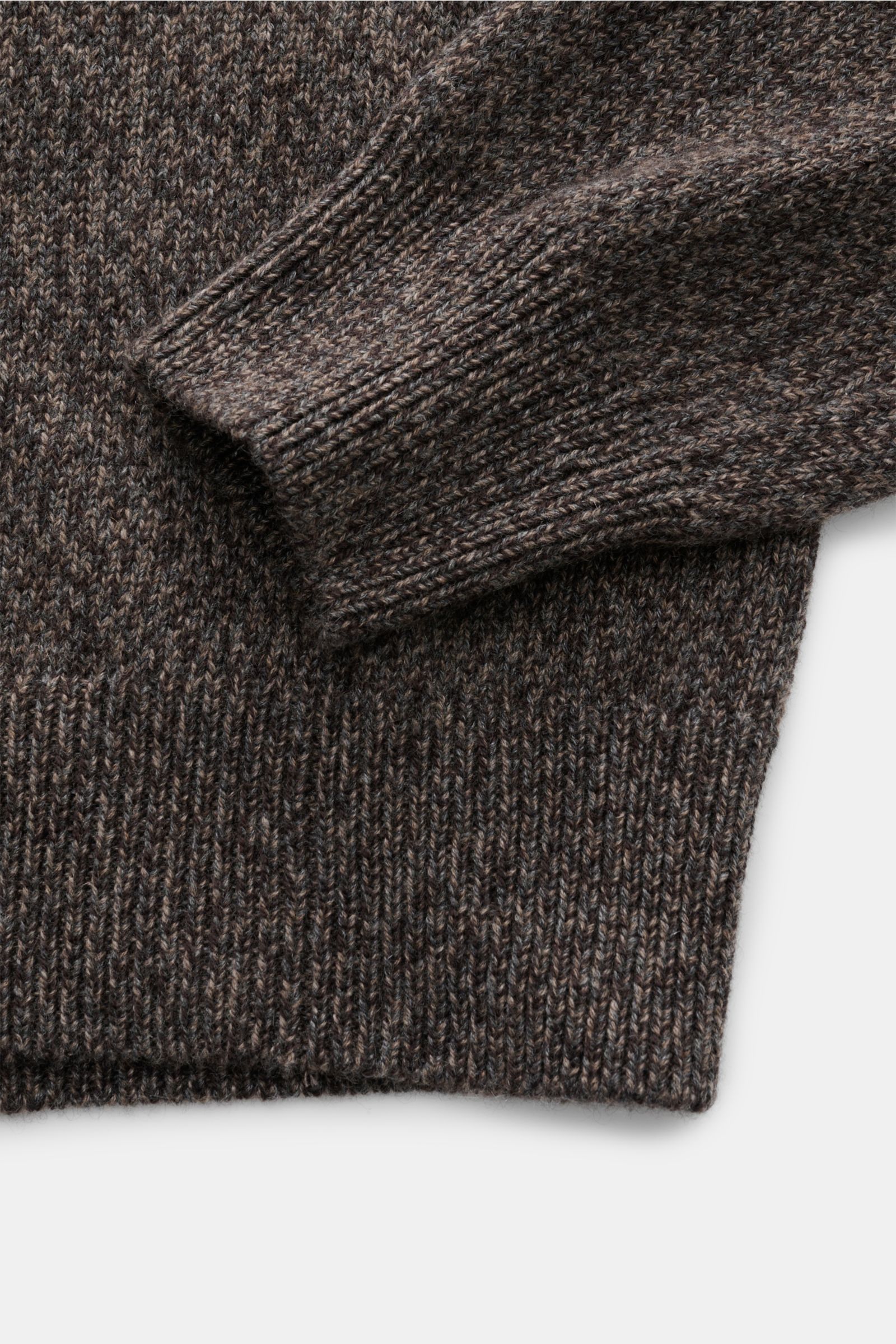 Close-up front view of Agnona Cashmere Rollkragenpullover graubraun meliert showing soft, mid-fine knit, slim fit, ribbed cuffs, and small metal logo.

Description: 
Eleganter Komfort für kalte Tage: Mit seinem edlen Material aus 100% Cashmere verleiht