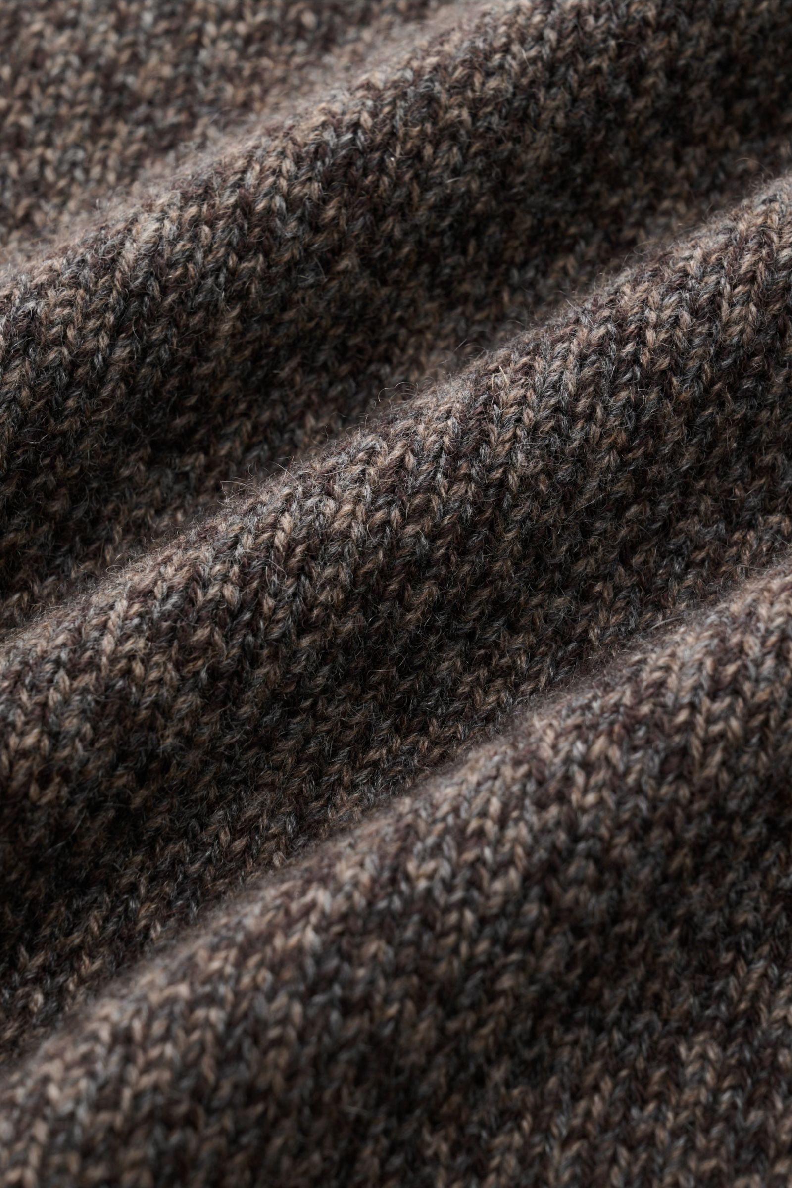 Close-up texture view of the Agnona Cashmere Rollkragenpullover graubraun meliert showing soft, mid-fine knit fabric.

Eleganter Komfort für kalte Tage: Mit seinem edlen Material aus 100% Cashmere verleiht der Rollkragenpullover des italienischen Label