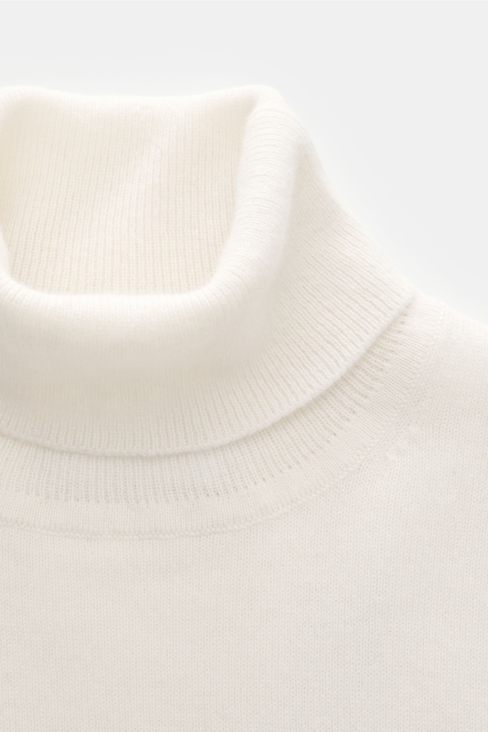 Nahaufnahme von FTC Cashmere Rollkragenpullover offwhite, Slim Fit mit feinem Strickbild, weichem Griff, Rippstrick-Rollkragen und Rippbündchen.