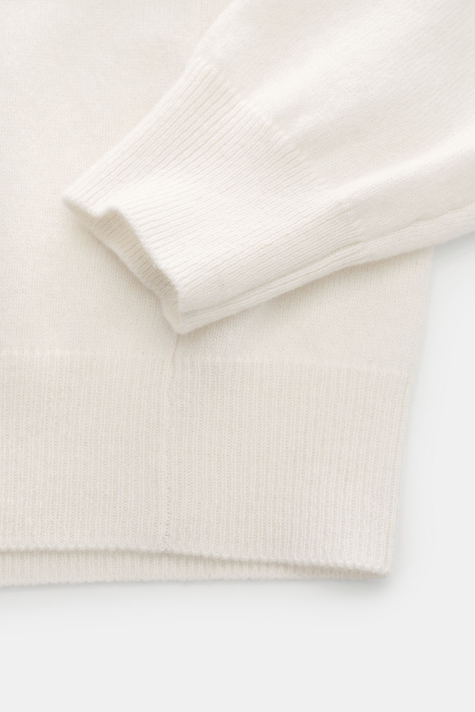 Nahaufnahme des FTC Cashmere Rollkragenpullovers offwhite von oben, zeigt weichen, reinen Cashmere mit feinem Strickbild, Slim Fit, Rollkragen und Rippbündchen.