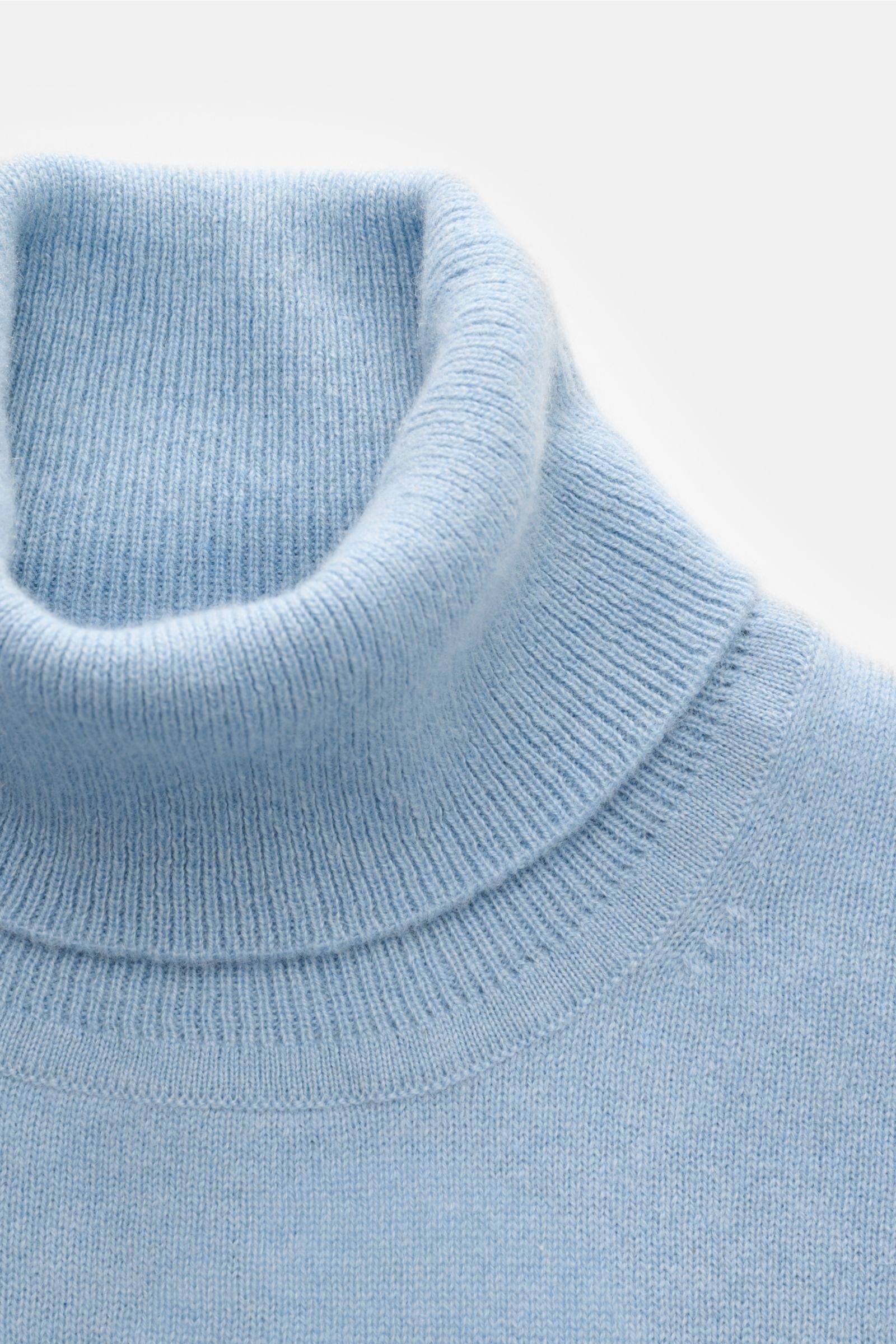 FTC Cashmere Rollkragenpullover hellblau meliert aus reinem Cashmere, Slim Fit, feines Strickbild, Rippstrick-Rollkragen, weiche Haptik, Detailansicht von oben.