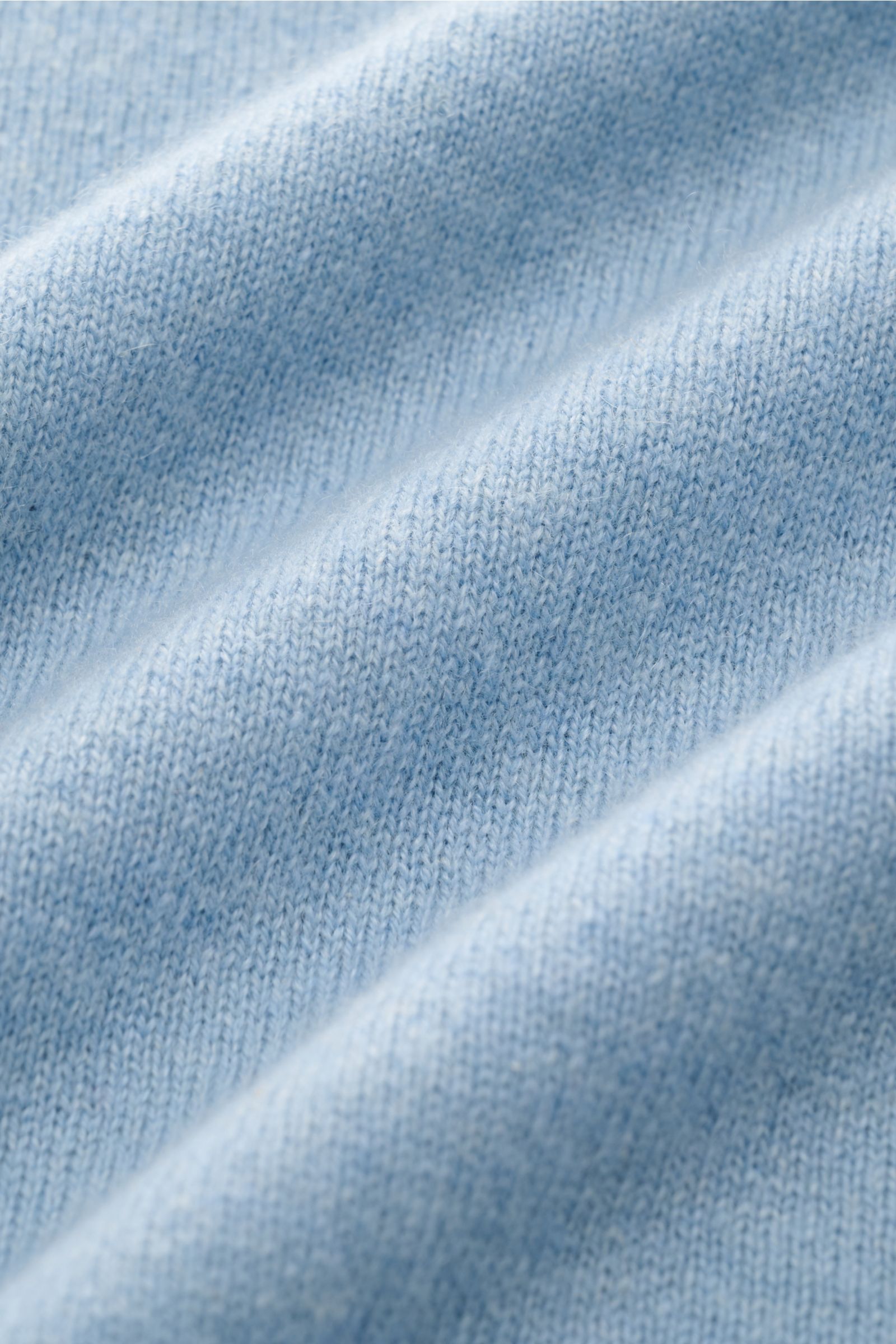 Makroaufnahme des feinen Strickbilds vom FTC Cashmere Rollkragenpullover hellblau meliert, reiner Cashmere, sehr weich.