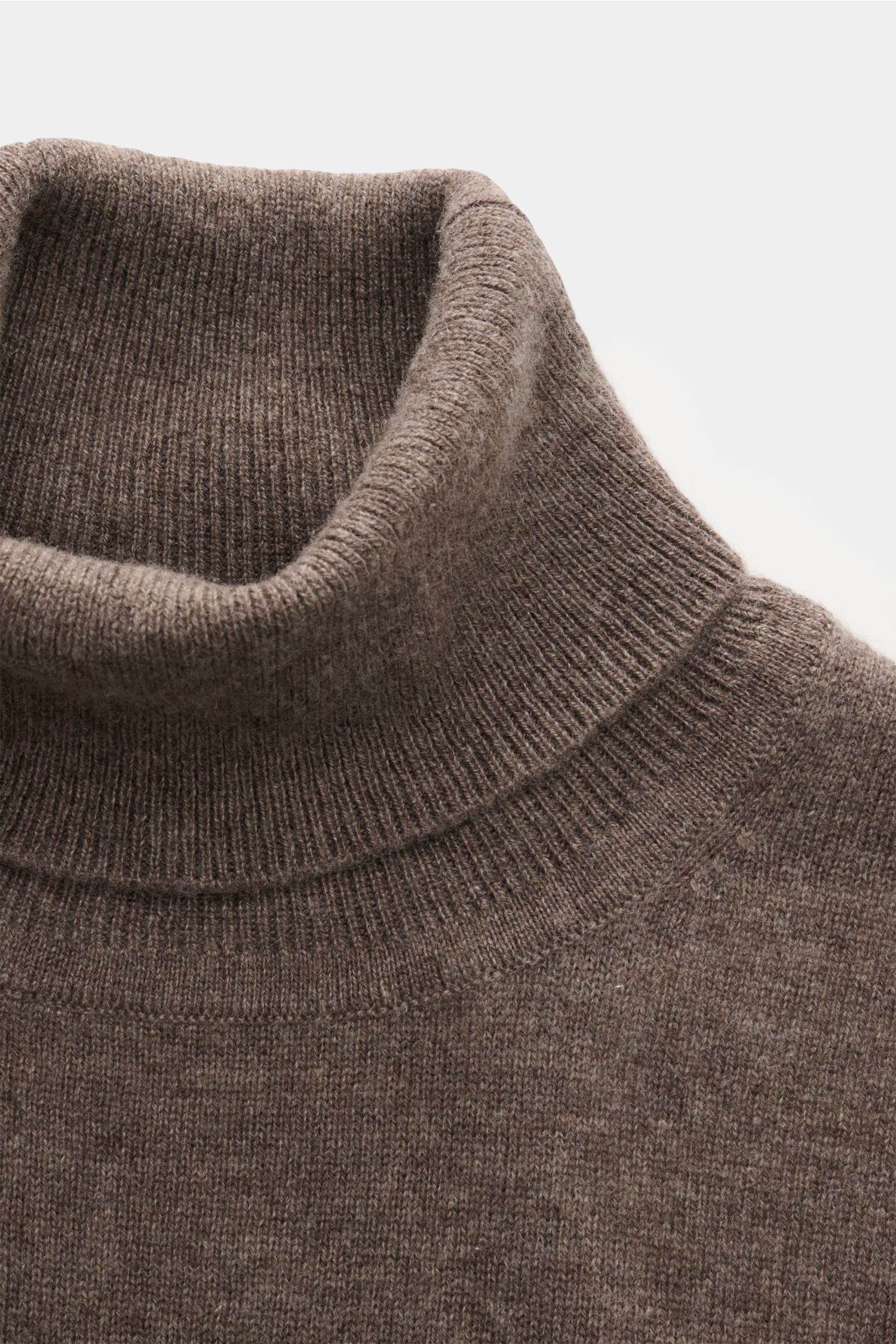 Nahaufnahme des FTC Cashmere Rollkragenpullover graubraun meliert von oben, fein gestrickt mit weichem, reinem Cashmere, Slim Fit und Rippbündchen.