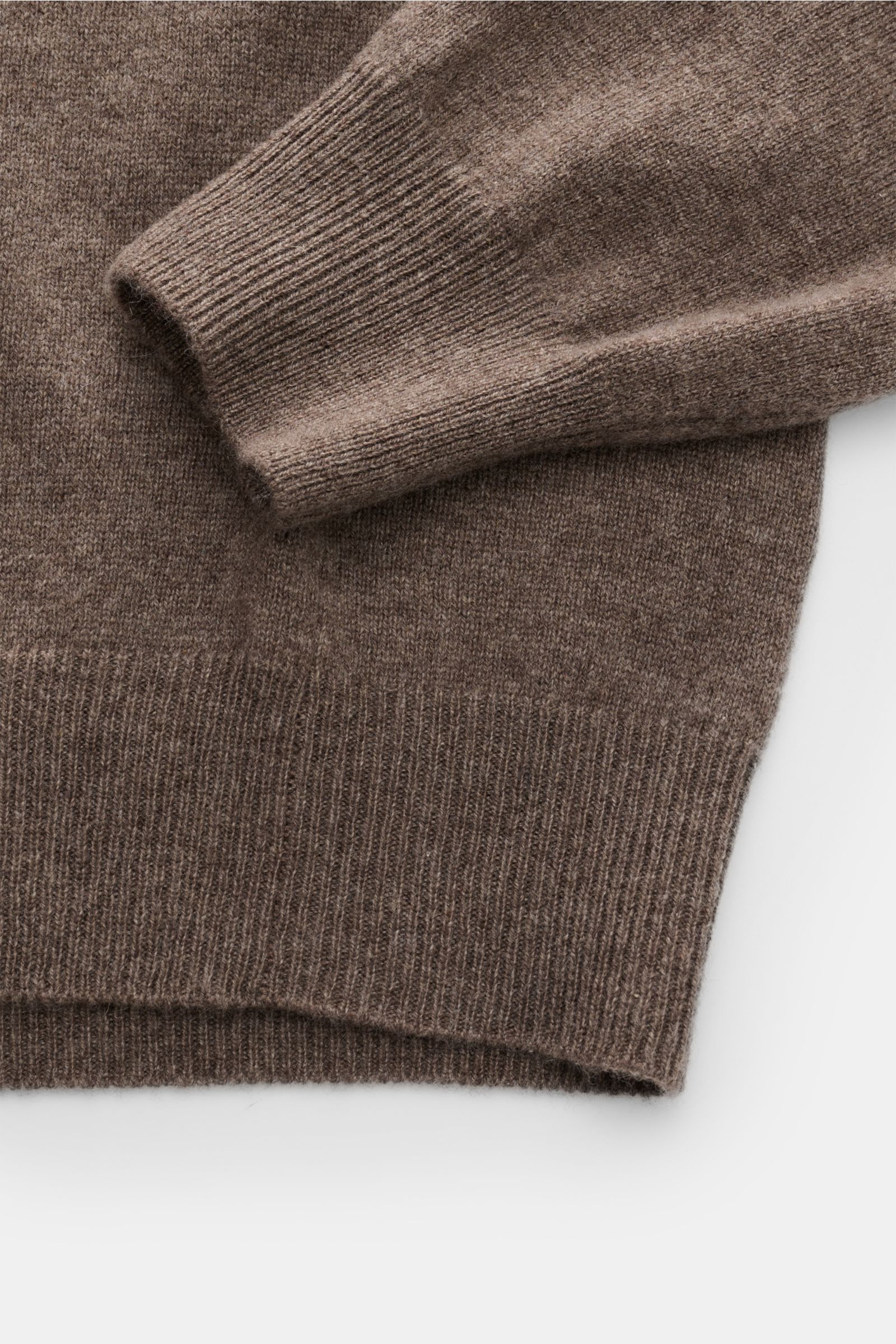 FTC Cashmere Rollkragenpullover graubraun meliert, Detailaufnahme von Ärmel und Saum, reiner Cashmere, weicher Griff, Slim Fit, Rippstrick.
