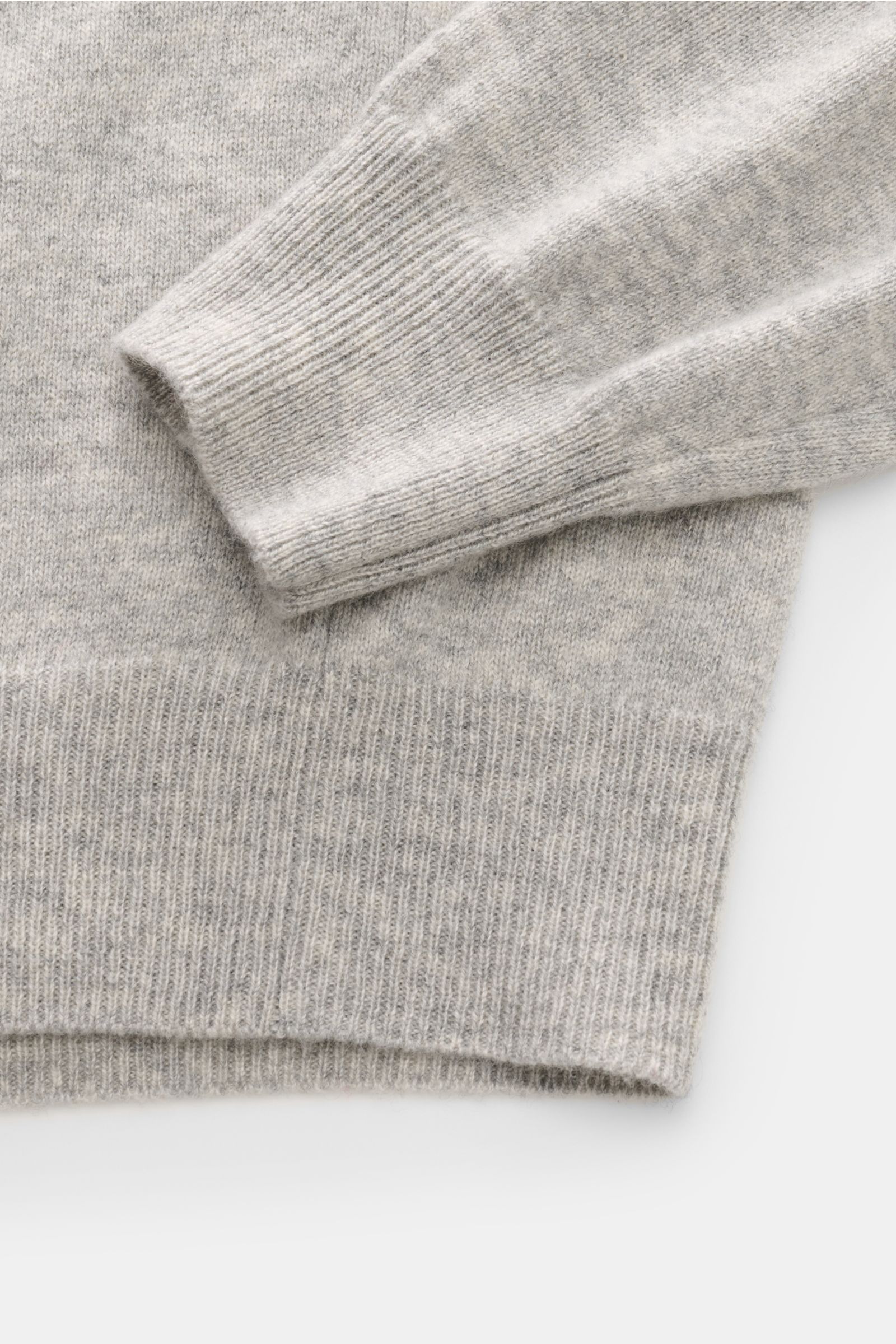 FTC Cashmere Rollkragenpullover grau meliert, Nahaufnahme seitlich, Slim Fit, weicher Griff, feines Strickbild, Rippstrick-Rollkragen und Rippbündchen, reiner Cashmere.