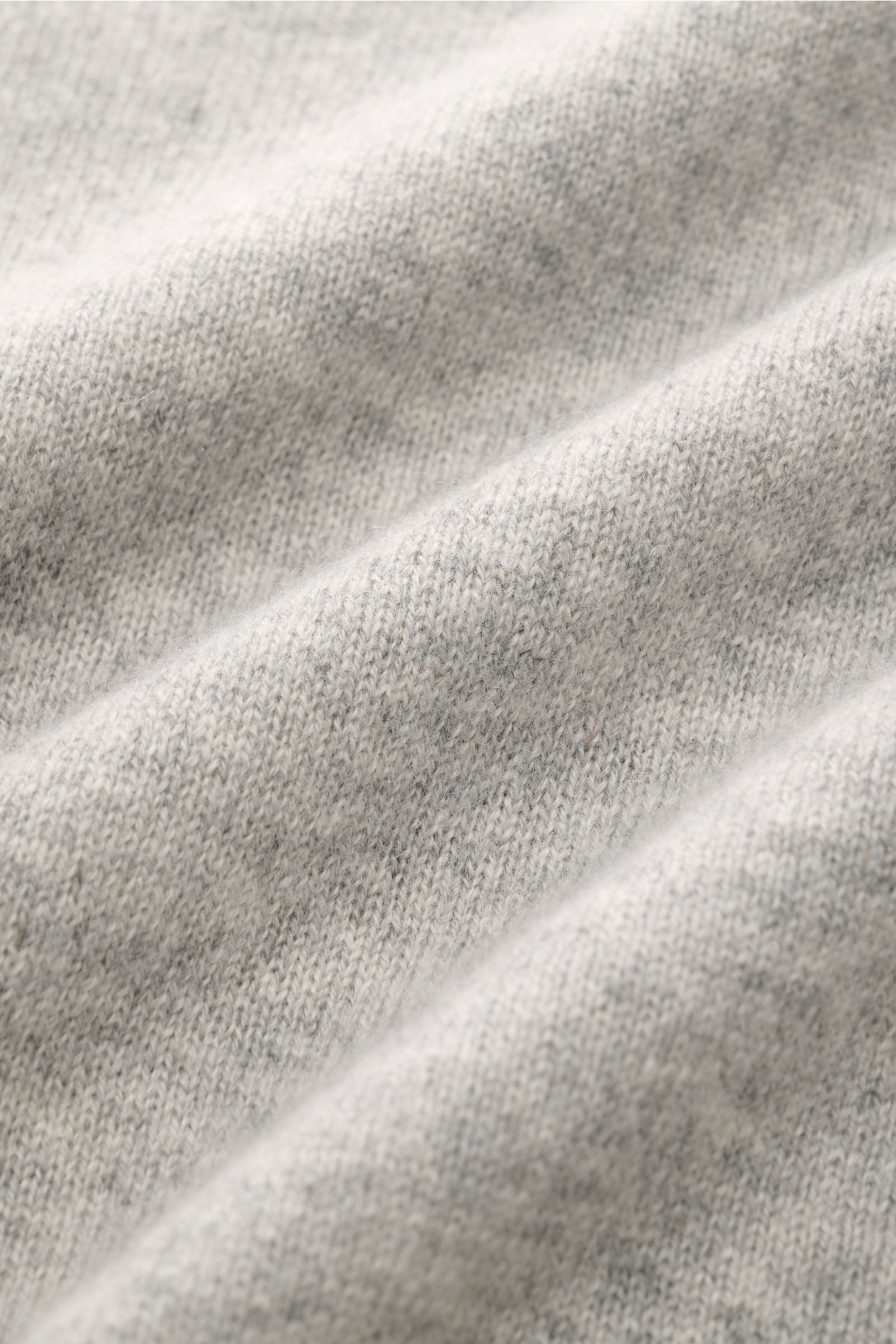 Nahaufnahme des fein gestrickten FTC Cashmere Rollkragenpullovers grau meliert mit weicher Haptik, Slim Fit, Rippstrick-Rollkragen und Bündchen.