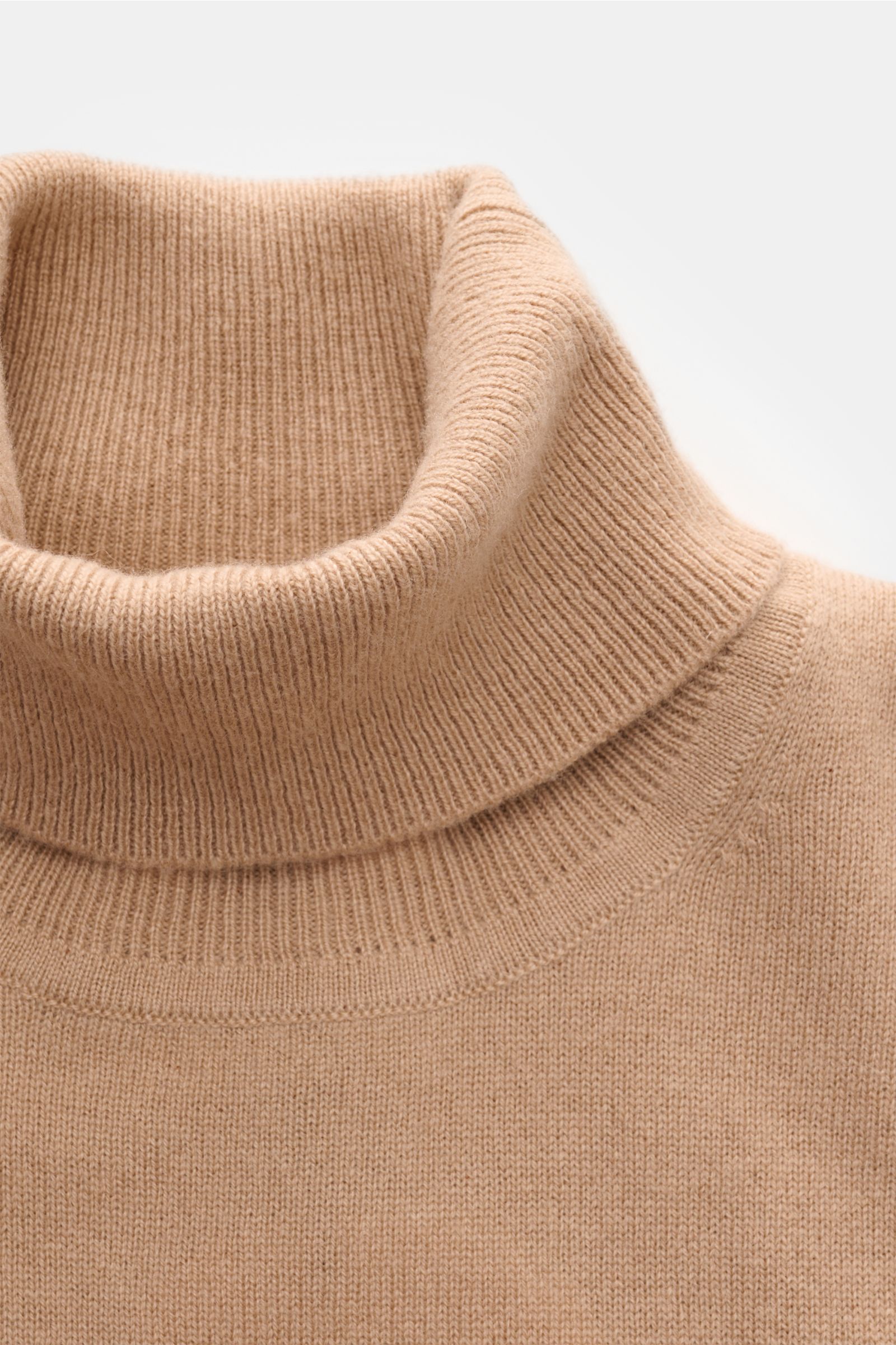 Close-up front view of the FTC Cashmere turtleneck jumper beige, showcasing the rib knit turtleneck and fine knit texture.

A timeless must-have for winter: This turtleneck jumper in pure cashmere by FTC has a wonderfully soft feel that makes it a styl