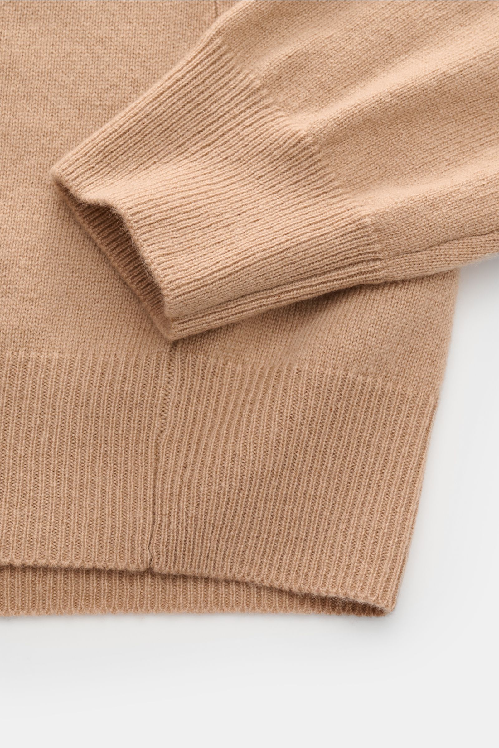 Close-up top-down view of the ribbed cuff and hem of the FTC Cashmere turtleneck jumper beige, showcasing its fine knit and soft texture.

A timeless must-have for winter: This turtleneck jumper in pure cashmere by FTC has a wonderfully soft feel that 