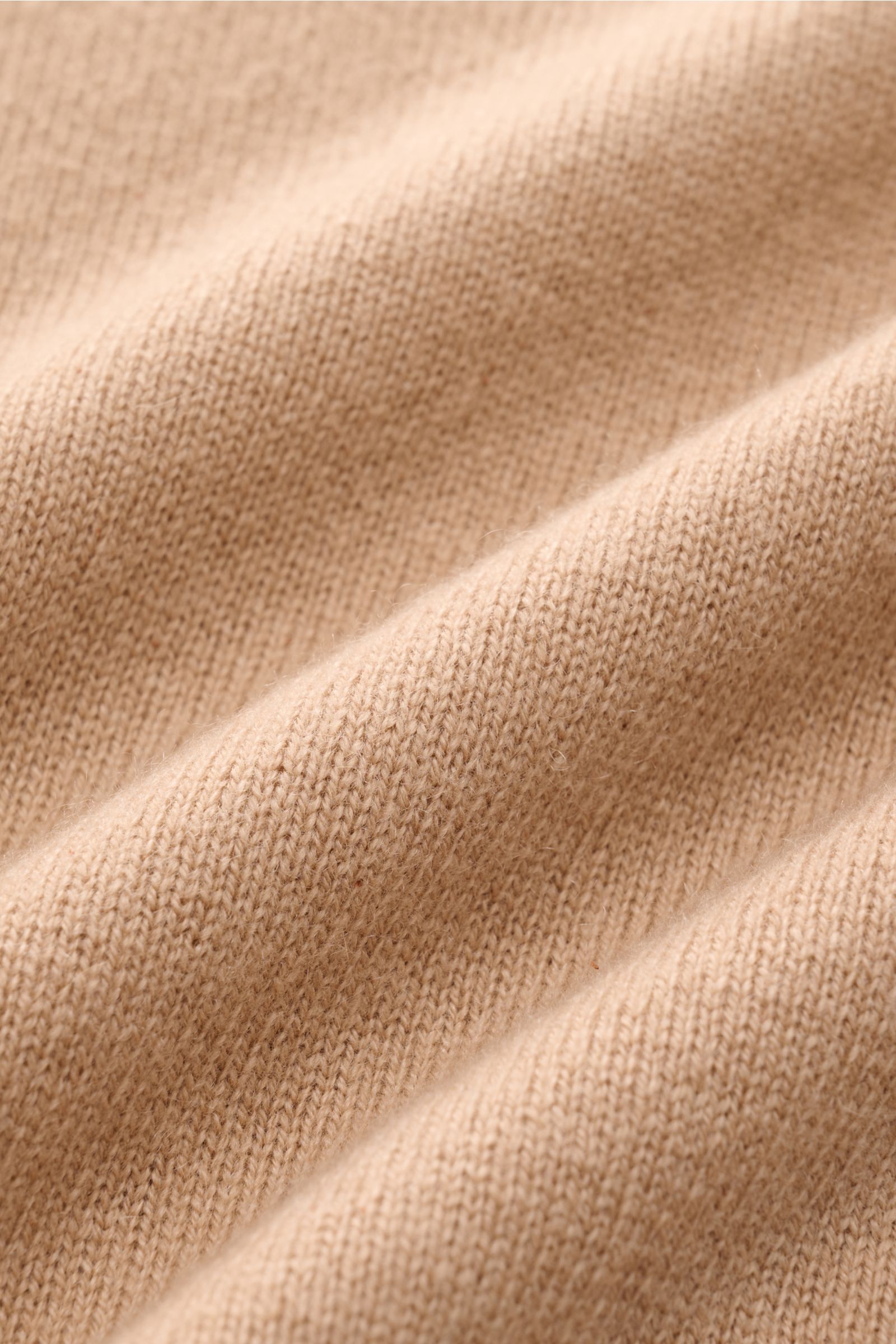 Close-up front view of FTC Cashmere turtleneck jumper beige showing fine knit texture and soft fabric folds.

A timeless must-have for winter: This turtleneck jumper in pure cashmere by FTC has a wonderfully soft feel that makes it a stylish choice for