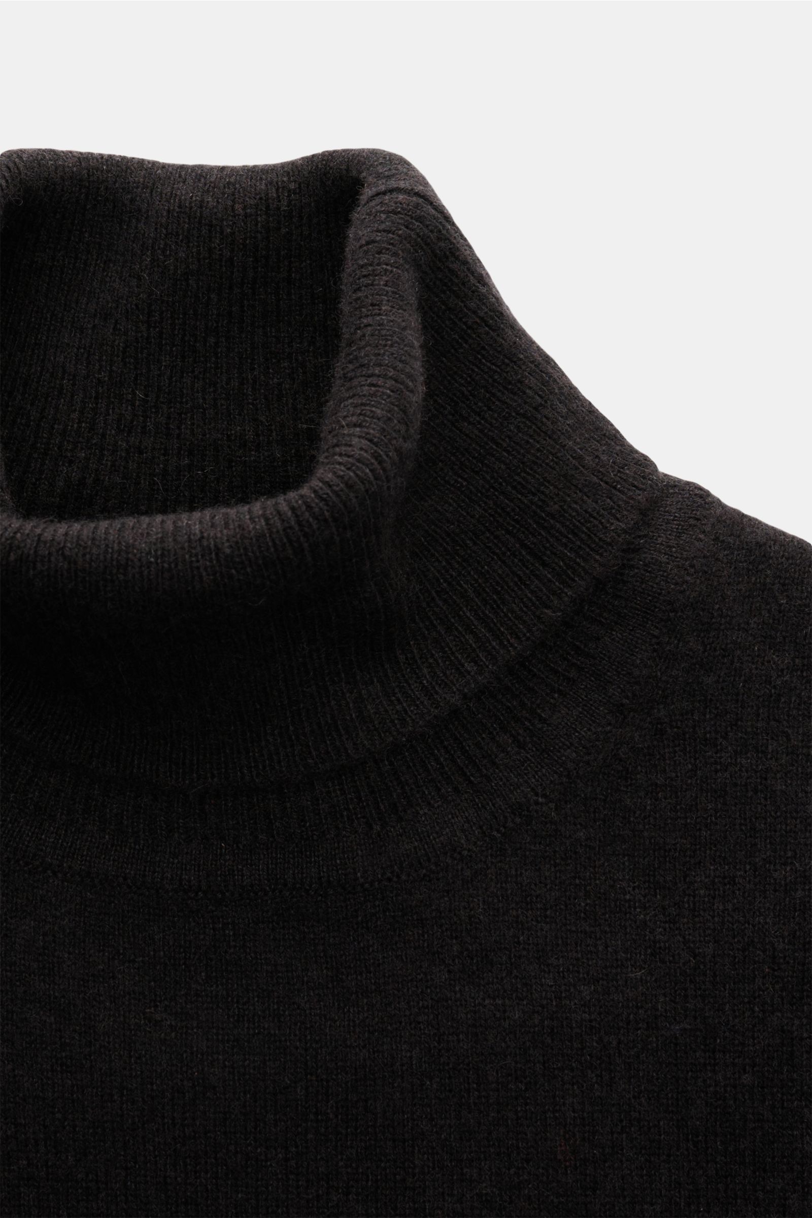 FTC Cashmere Rollkragenpullover dunkelbraun in Nahaufnahme von oben, weicher, feiner Strick, Slim Fit mit Rippstrick-Kragen und Bündchen.