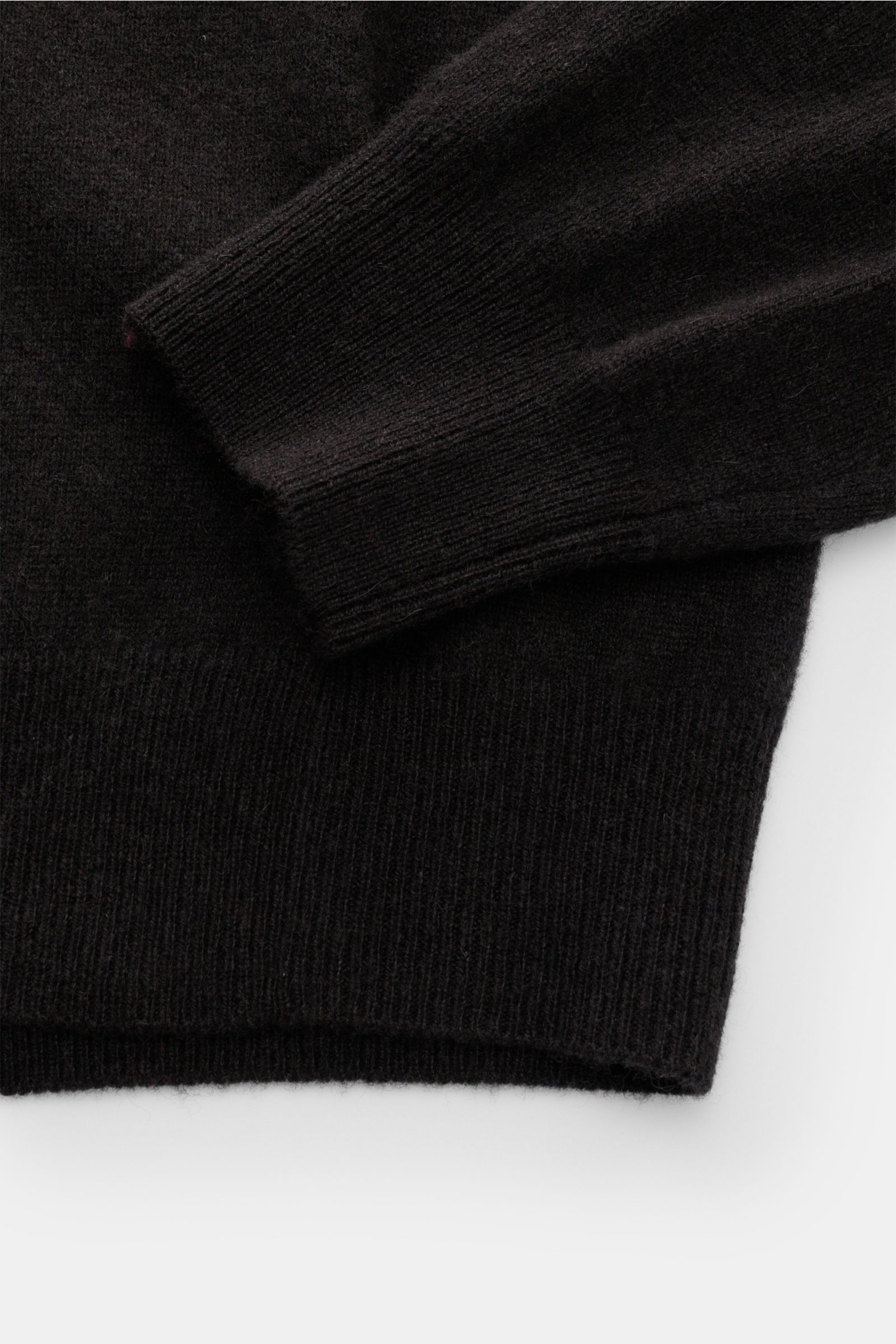 FTC Cashmere Rollkragenpullover dunkelbraun, Detailaufnahme von Ärmel und Bund, reiner Cashmere, weicher Griff, feines Strickbild, Slim Fit, Rippstrick-Rollkragen, komfortable Rippbündchen.