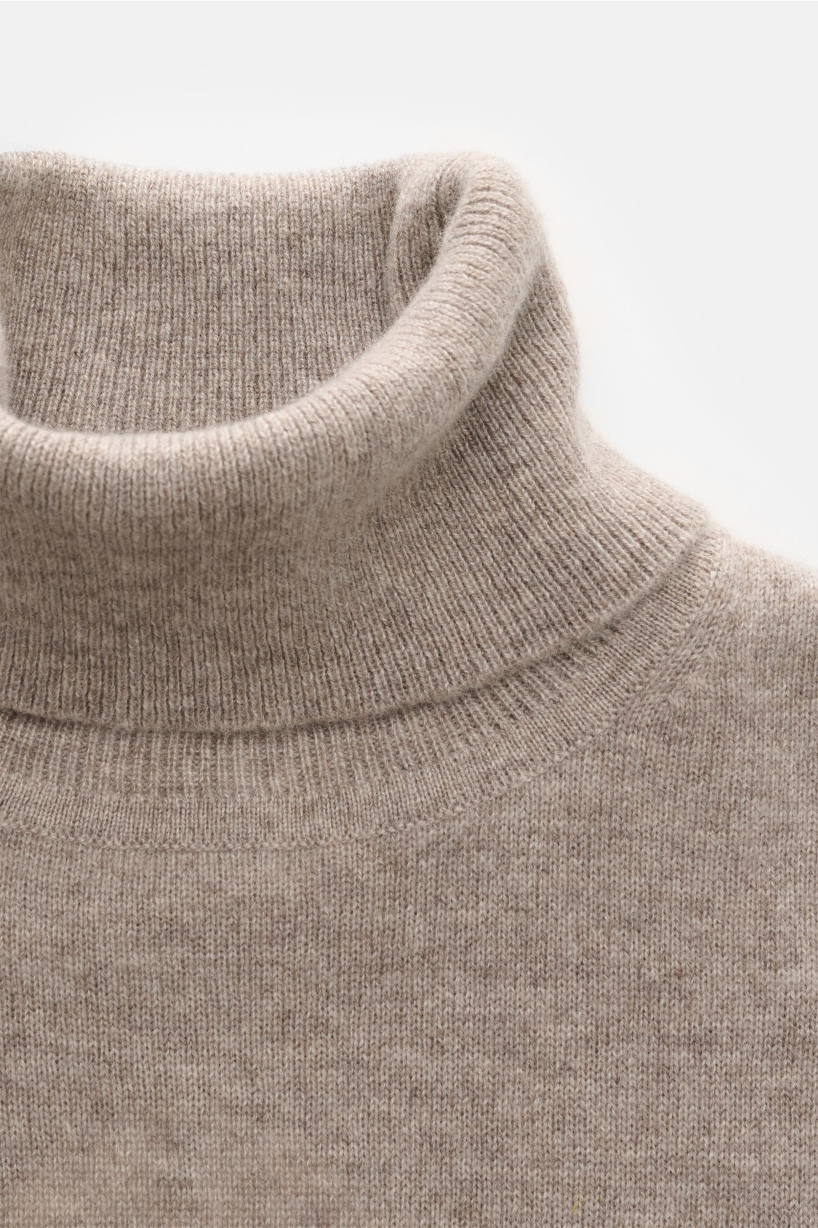 Nahaufnahme des FTC Cashmere Rollkragenpullovers taupe meliert von oben, Slim Fit, reiner Cashmere, weicher Griff, feines Strickbild, Rippstrick-Rollkragen und komfortable Rippbündchen.